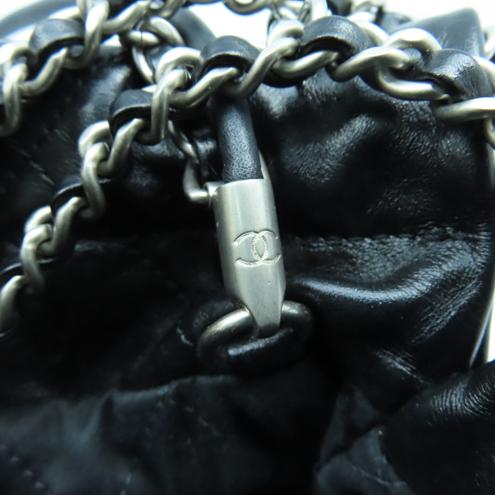 CHANEL 菱格牛皮皮革Chanel 22 Mini銀扣鏈帶手挽肩背兩用袋黑色