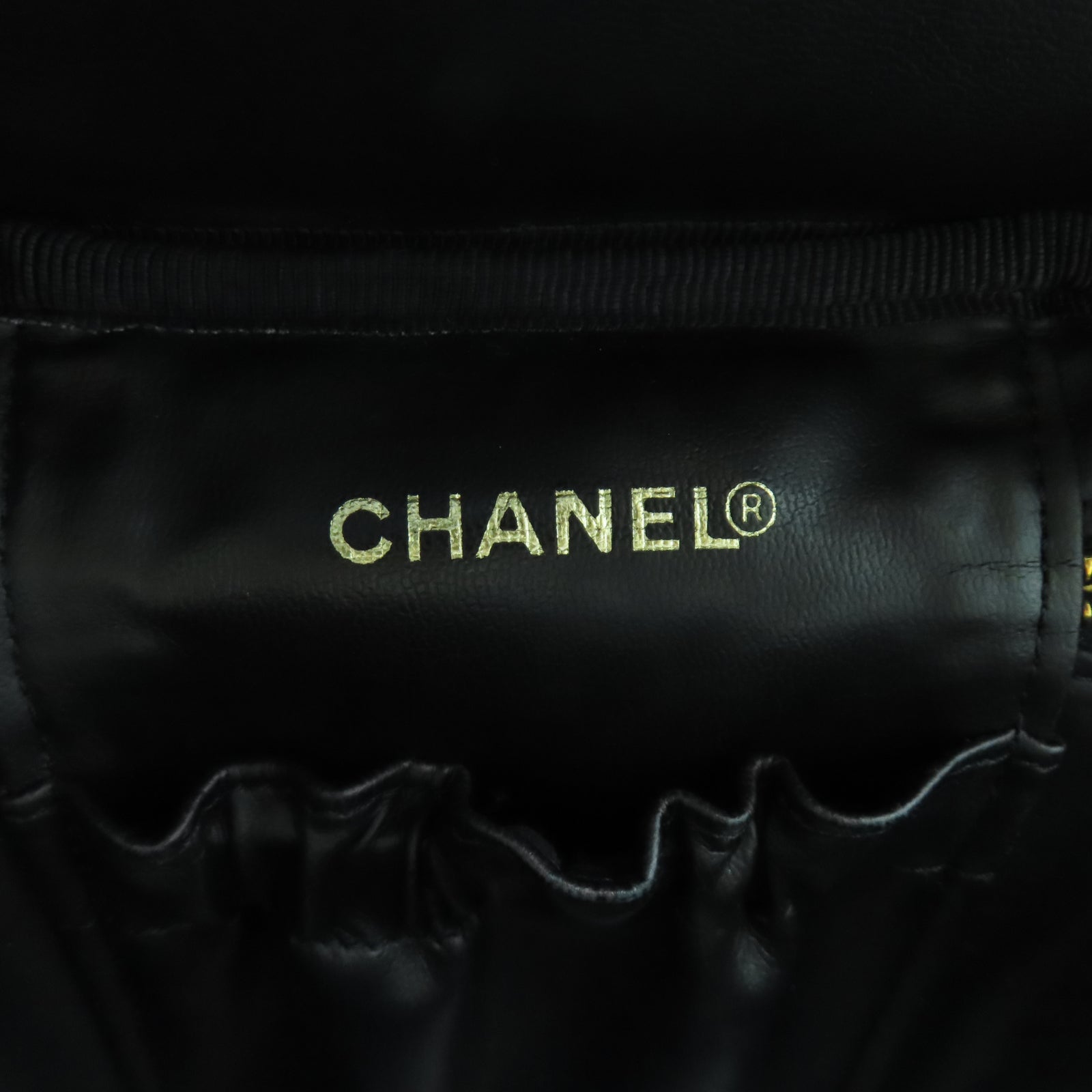 CHANEL Caviar皮革Vanity Case金扣手挽袋黑色