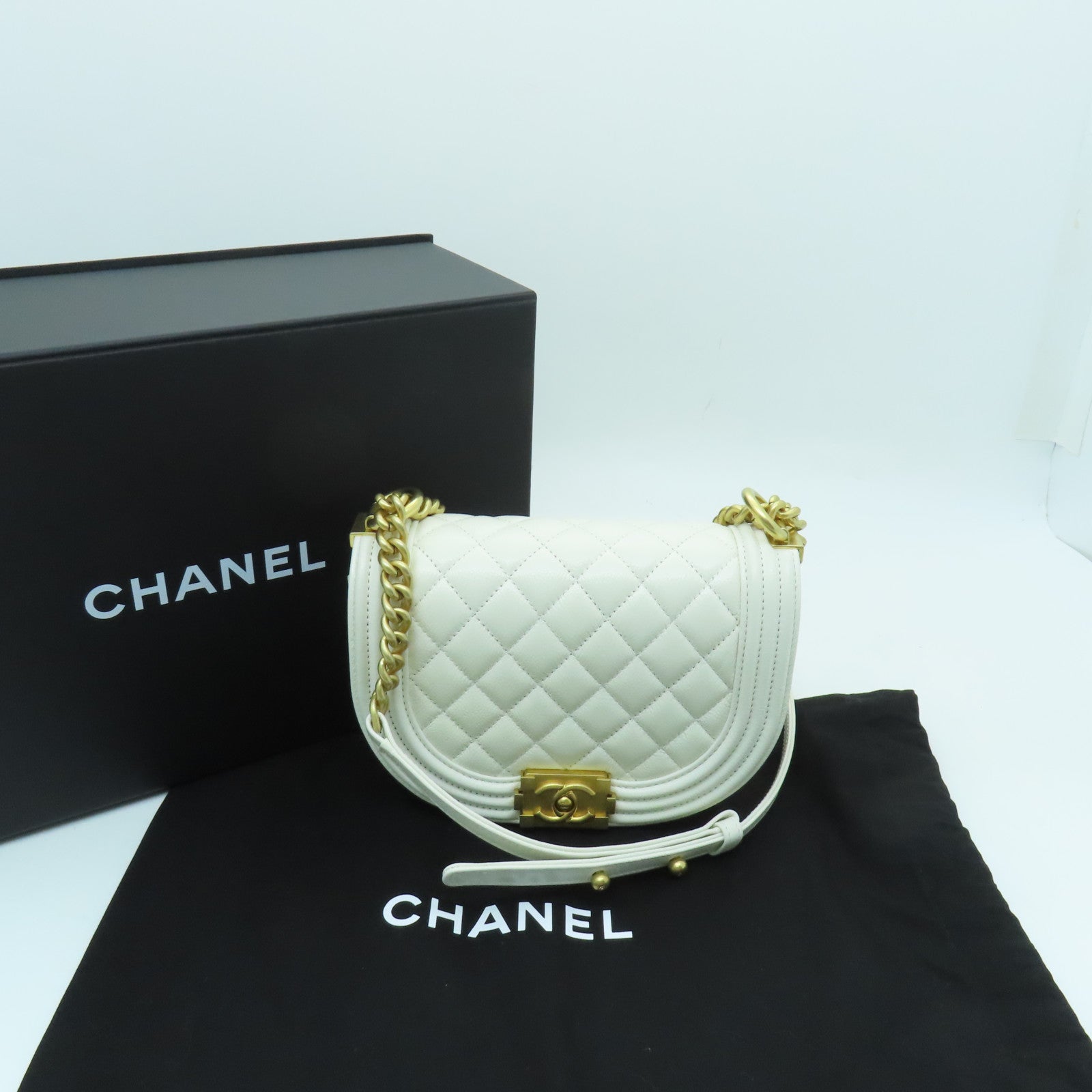 CHANEL Caviar皮革Boy Messenger金扣鏈帶肩背袋白色
