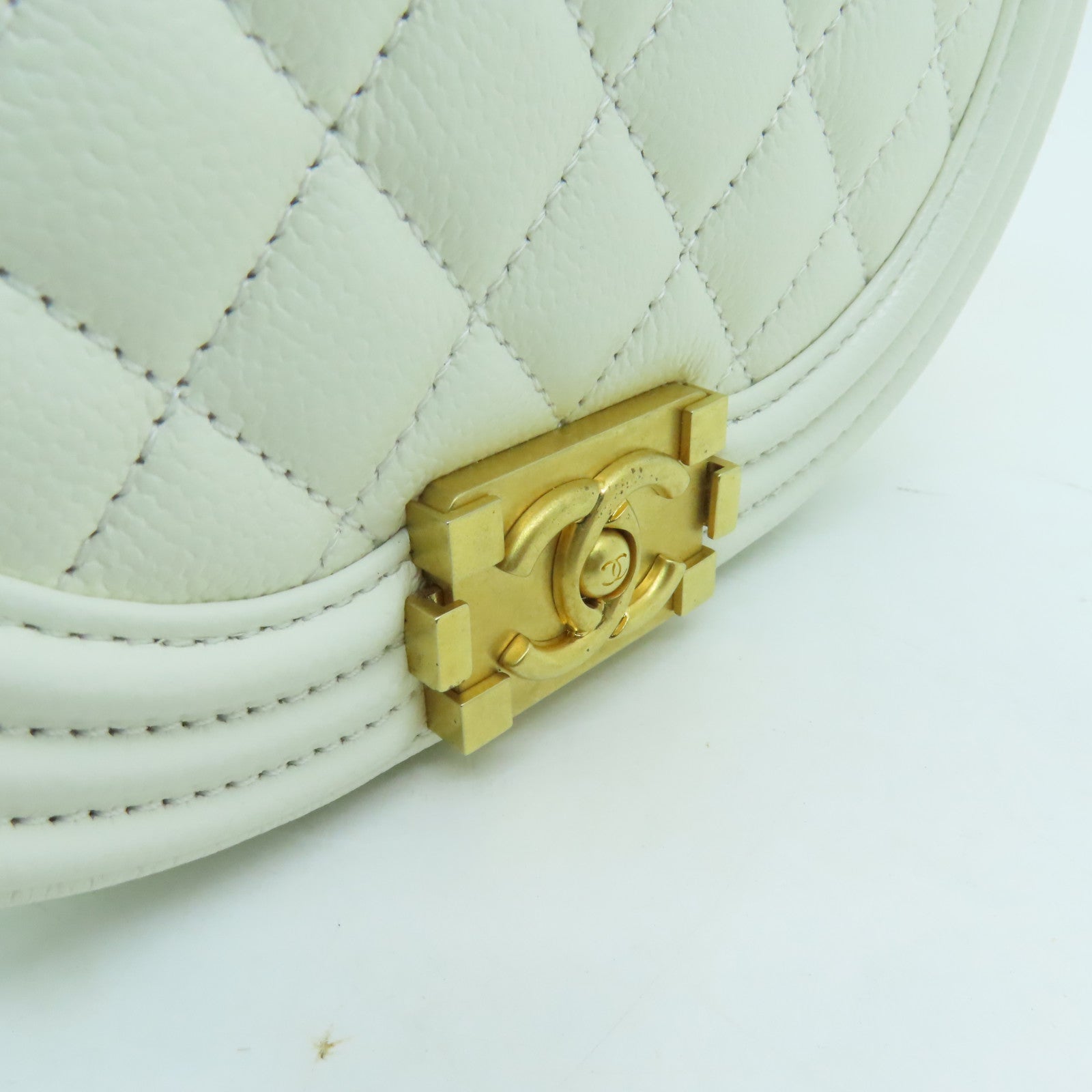 CHANEL Caviar皮革Boy Messenger金扣鏈帶肩背袋白色