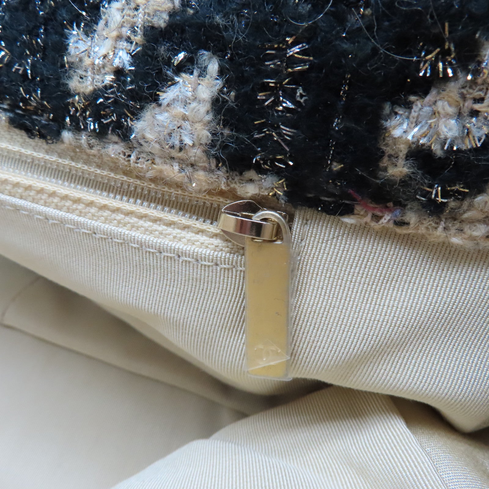 CHANEL rhombic tweed Maxi 19 gold and silver buckle chain shoulder bag black beige