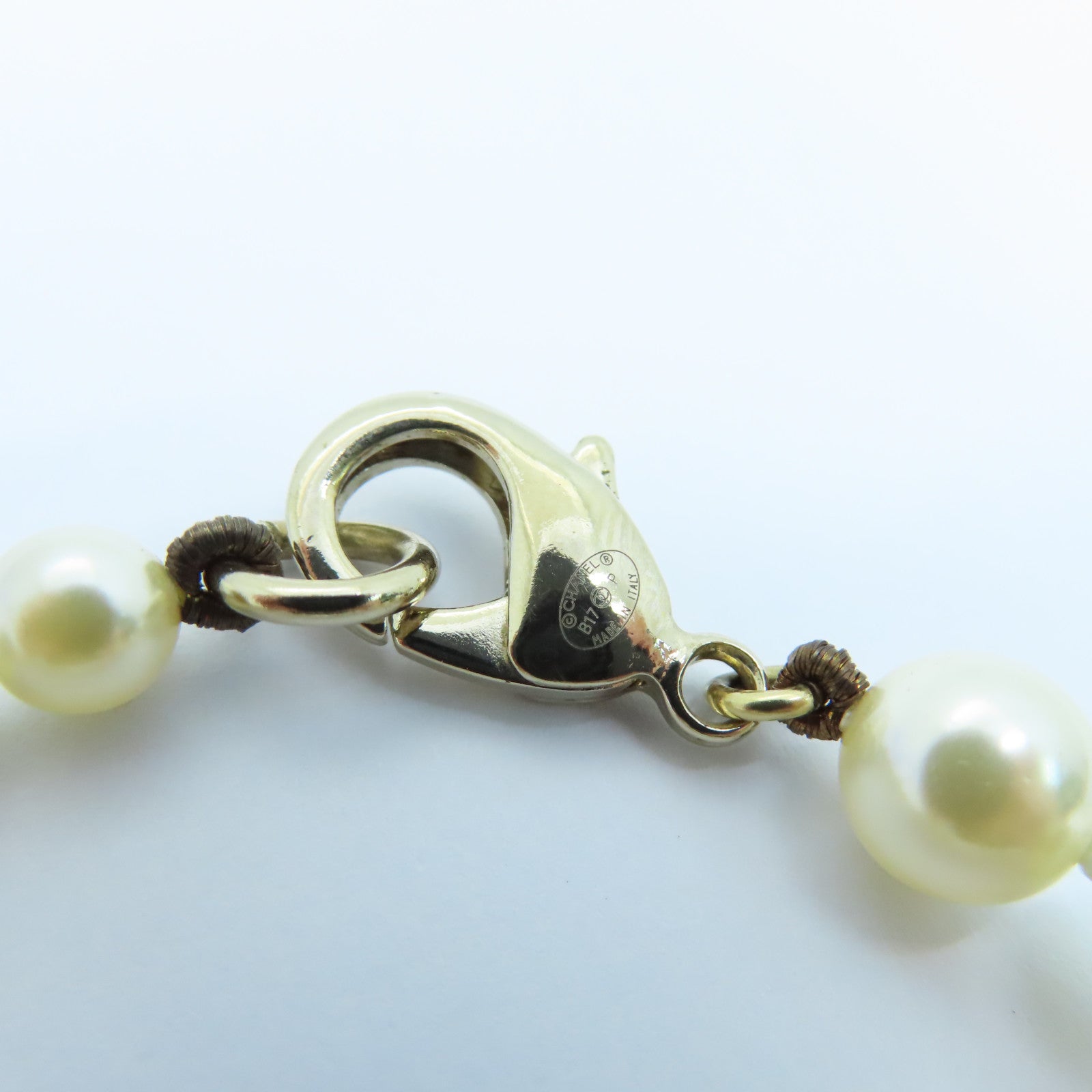 CHANEL Imitation Pearl/Metal Necklace White/Gold
