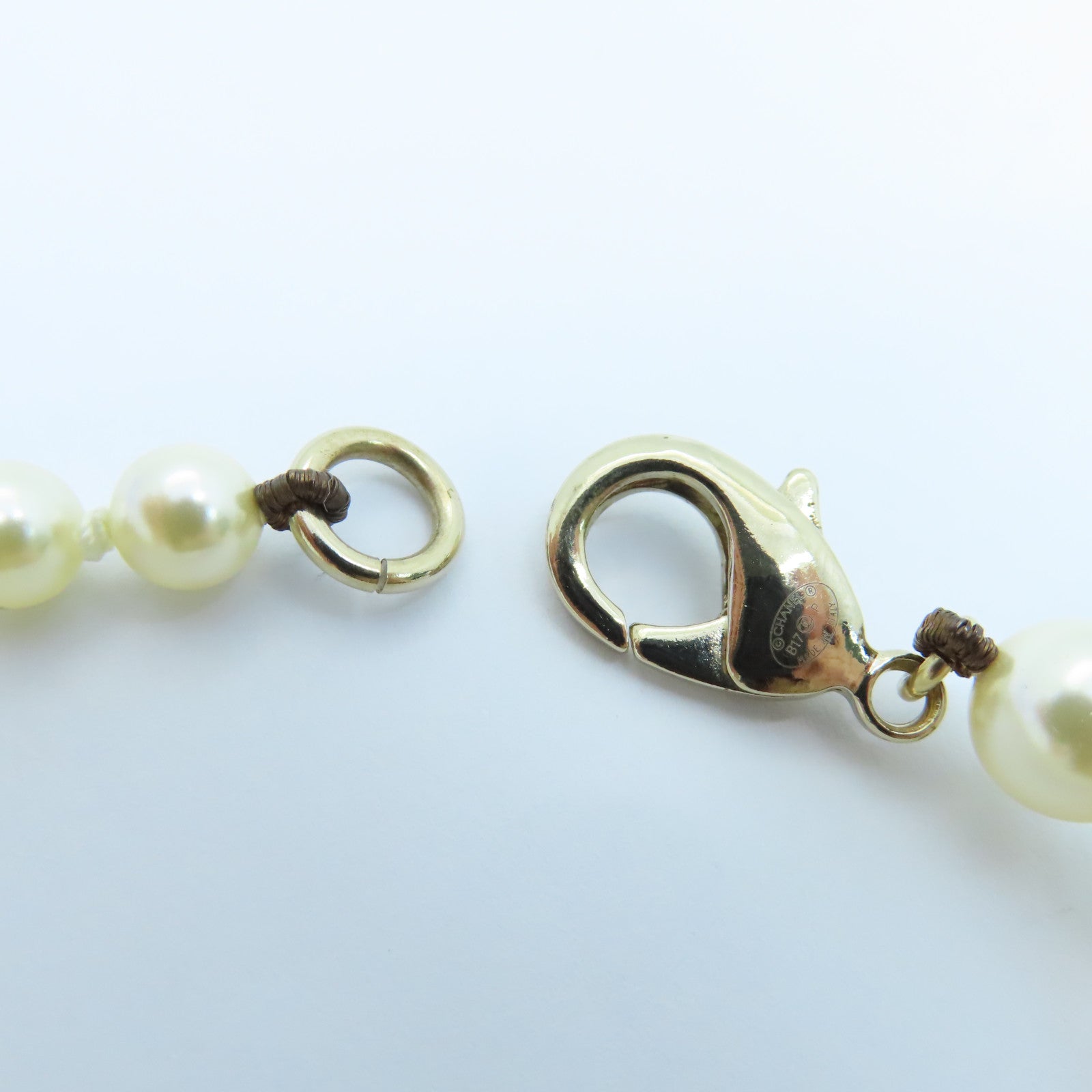 CHANEL Imitation Pearl/Metal Necklace White/Gold