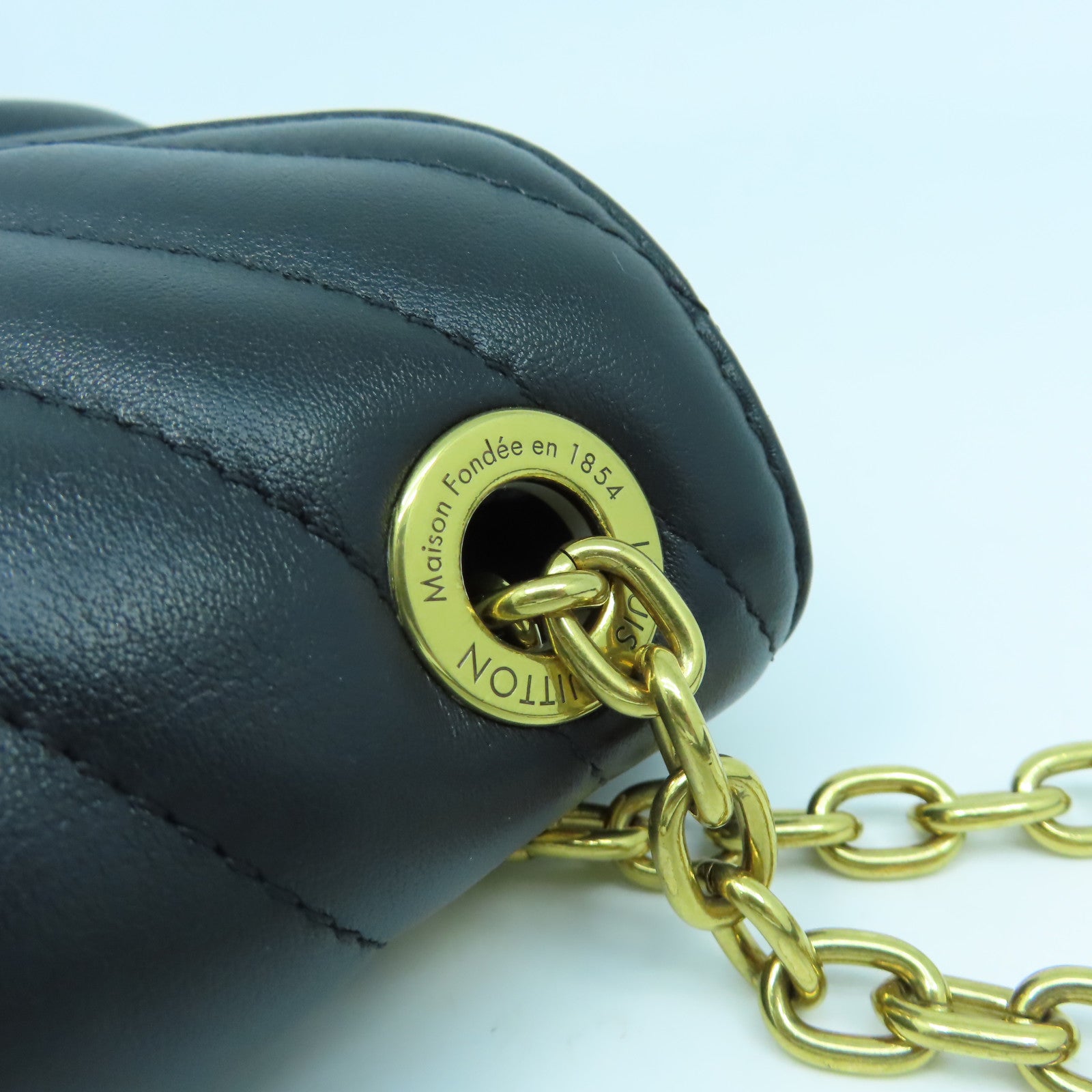LOUIS VUITTON 牛皮皮革New Wave PM金扣鏈帶肩背袋黑色