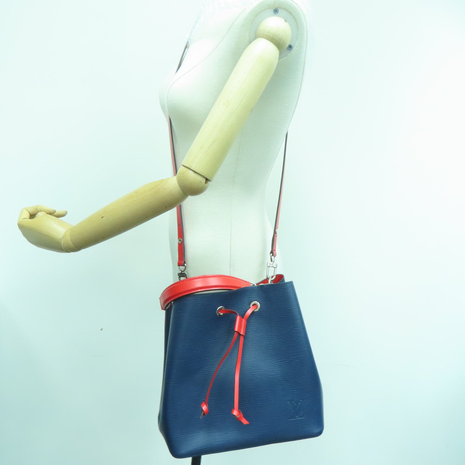 LOUIS VUITTON Epi Neo Noe MM silver buckle handle shoulder bag dual-use blue