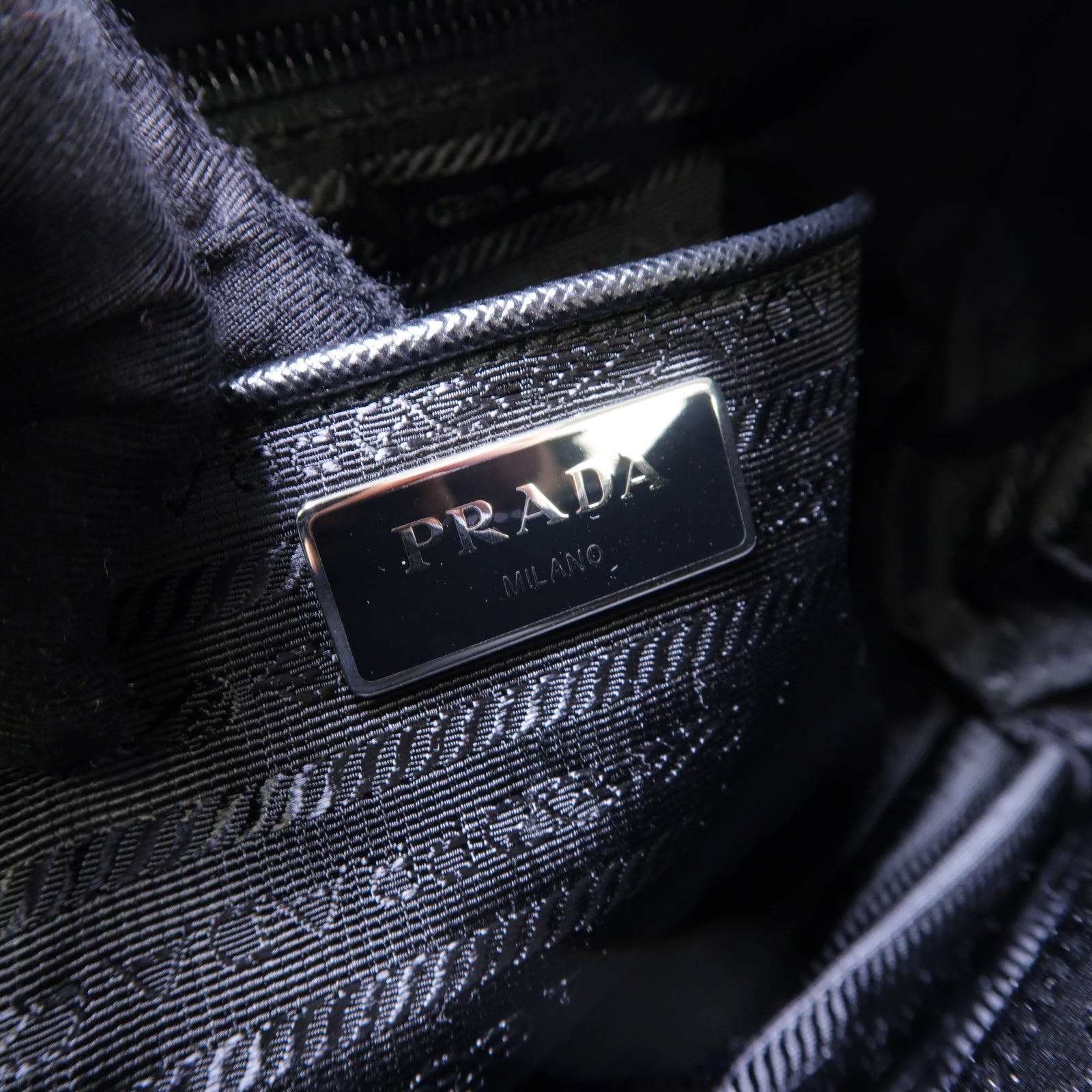 PRADA 尼龍Re-Nylon Shoulder Bag銀扣肩背袋黒色