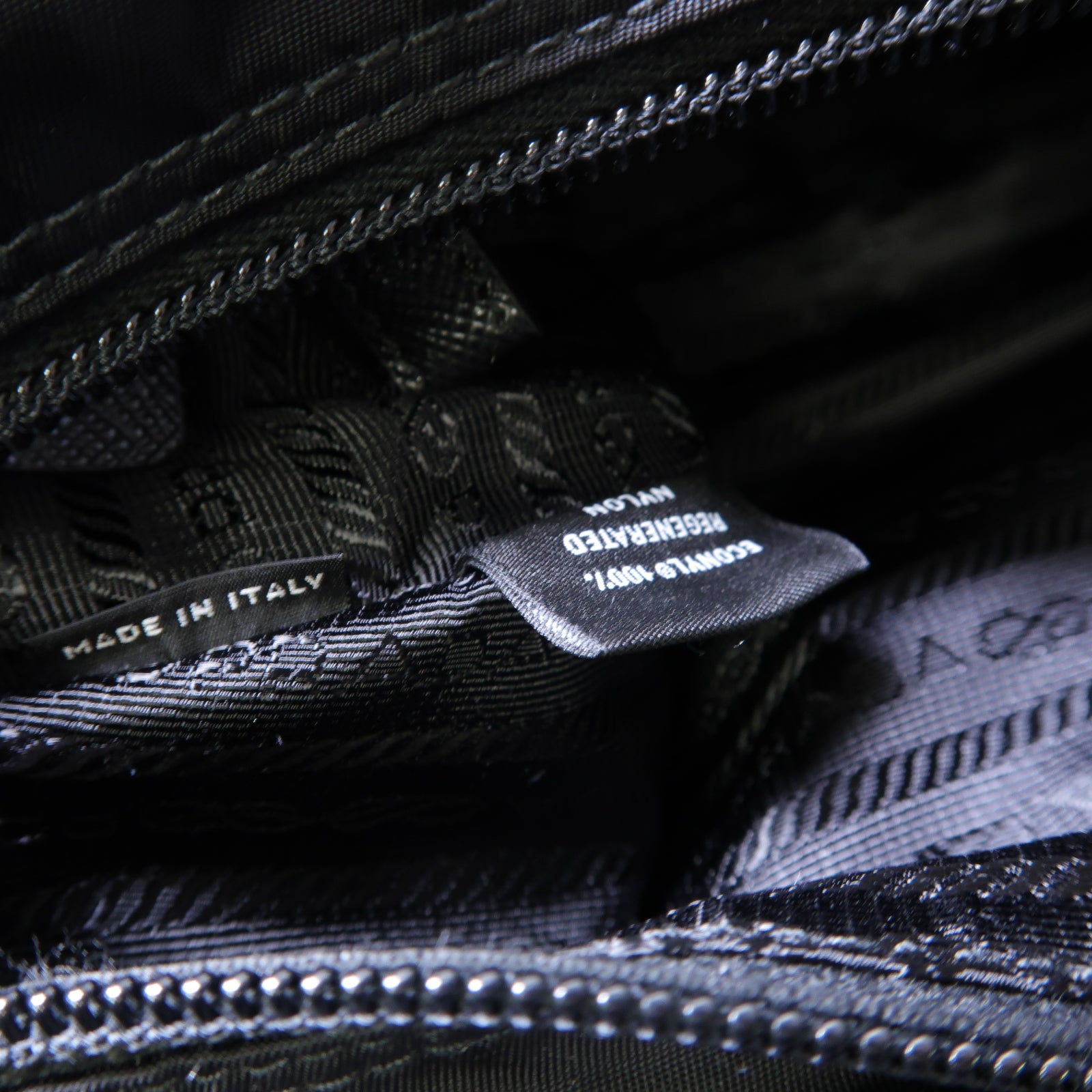 PRADA 尼龍Re-Nylon Shoulder Bag銀扣肩背袋黒色