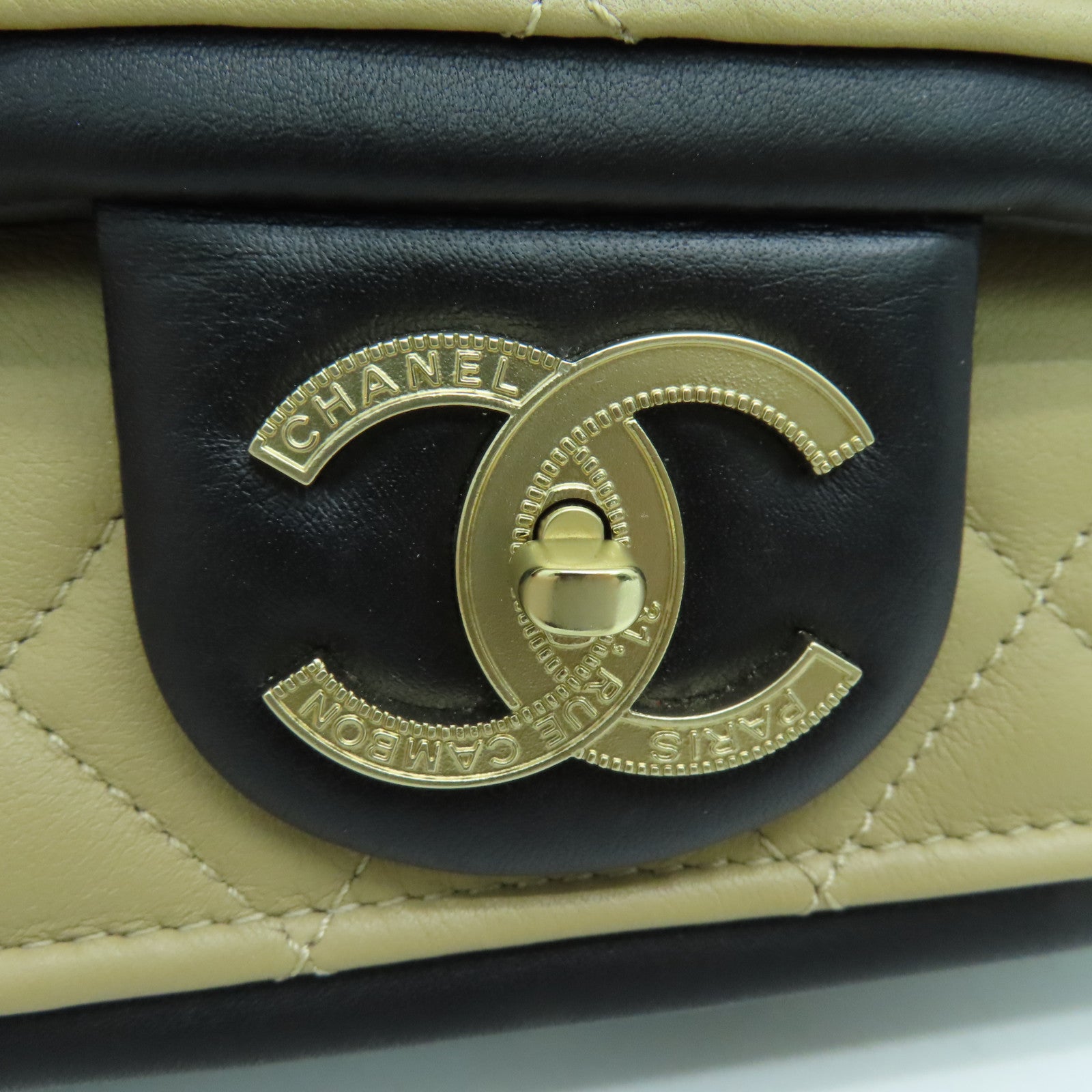 CHANEL 菱格牛皮皮革Chain Shoulder金扣链带肩背袋黑色/米色