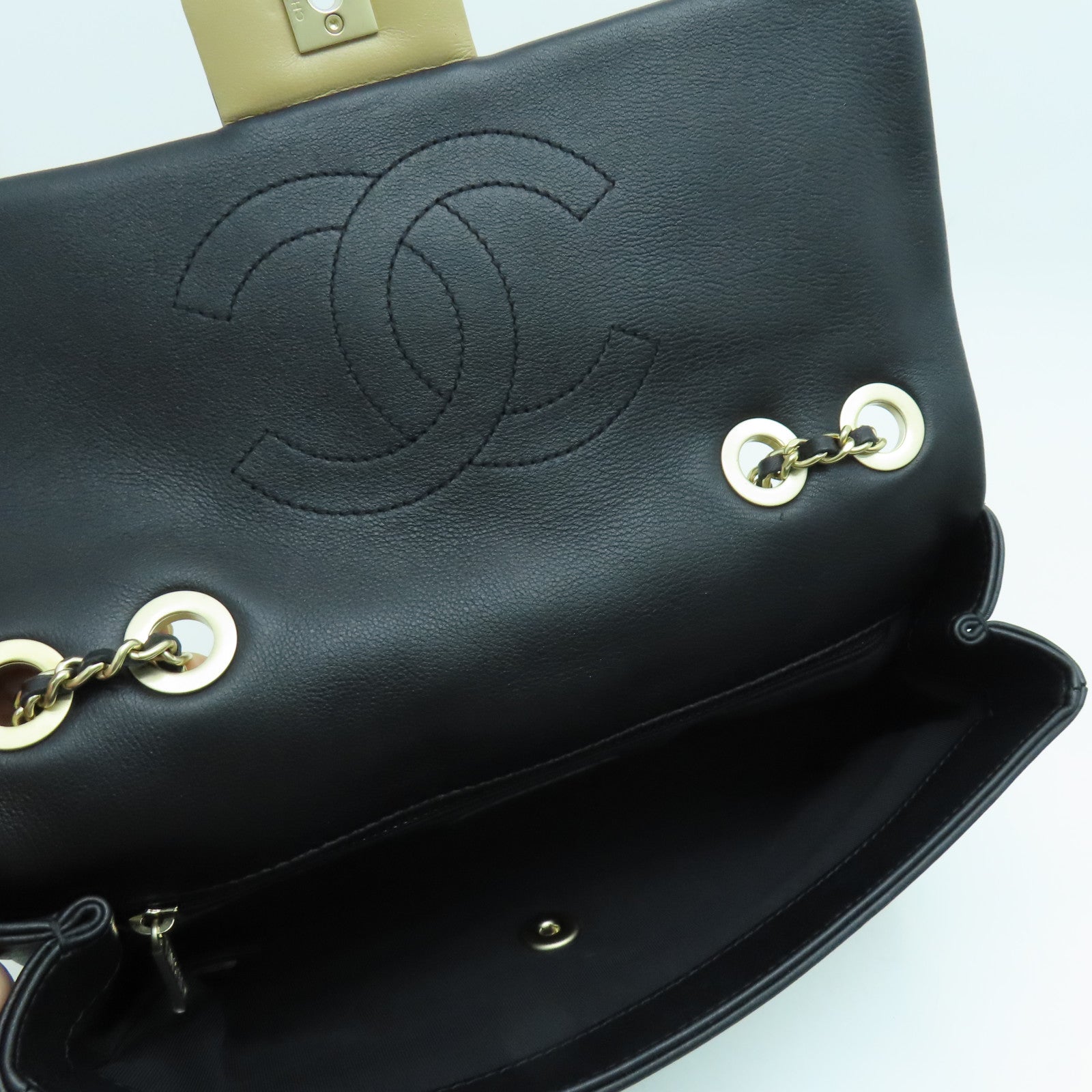 CHANEL 菱格牛皮皮革Chain Shoulder金扣链带肩背袋黑色/米色