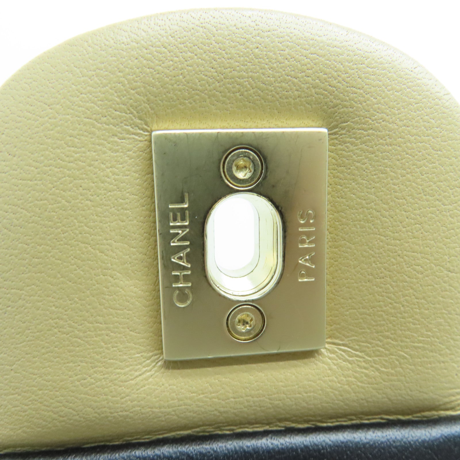 CHANEL 菱格牛皮皮革Chain Shoulder金扣链带肩背袋黑色/米色