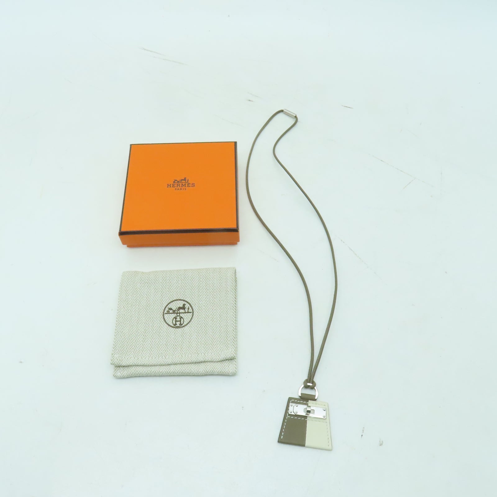 HERMES Swift皮革Necklace銀扣項鏈Etoupe大象灰色/Nata奶油白色