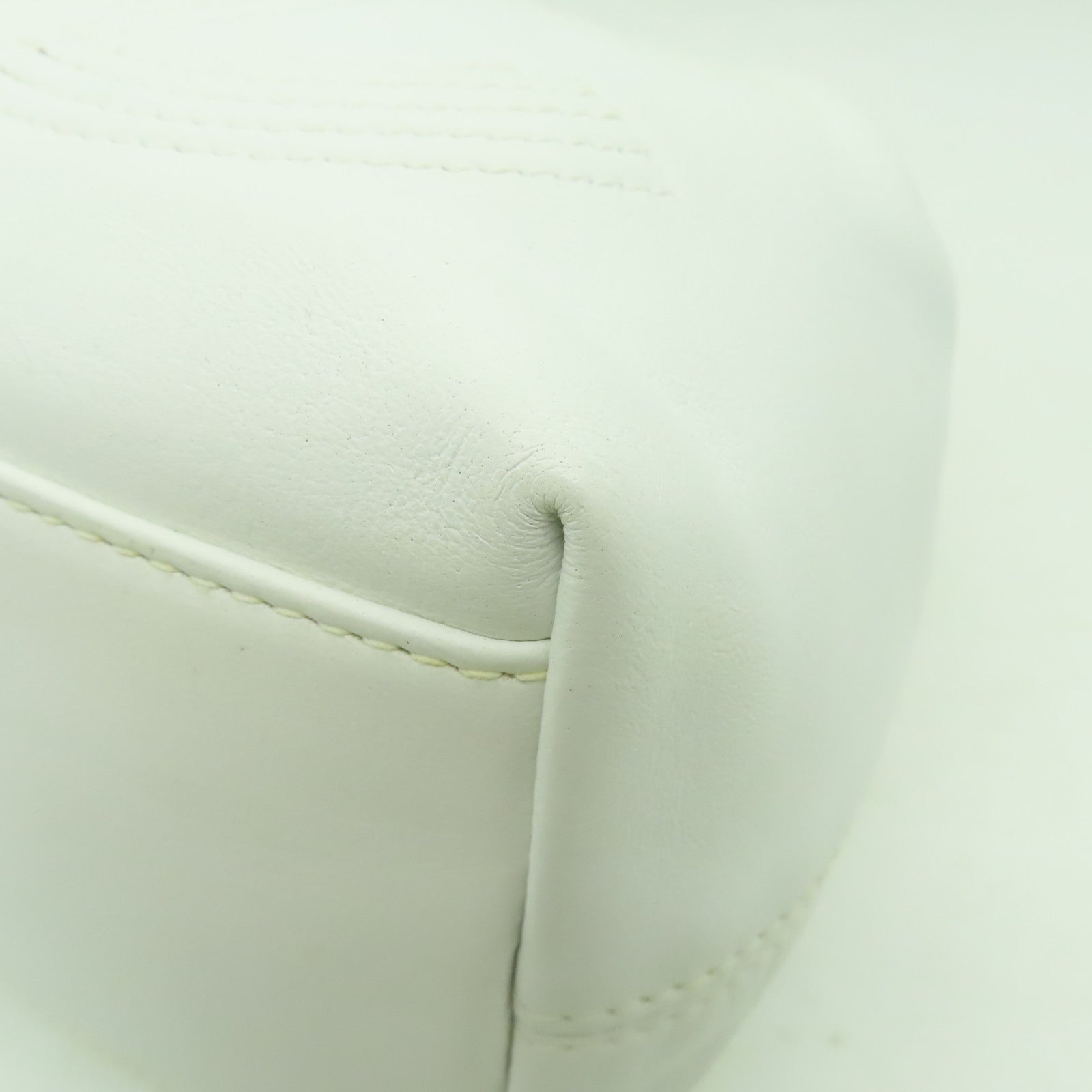 CHANEL 羊皮皮革Vintage Mini Bucket Backpack銀扣背包白色