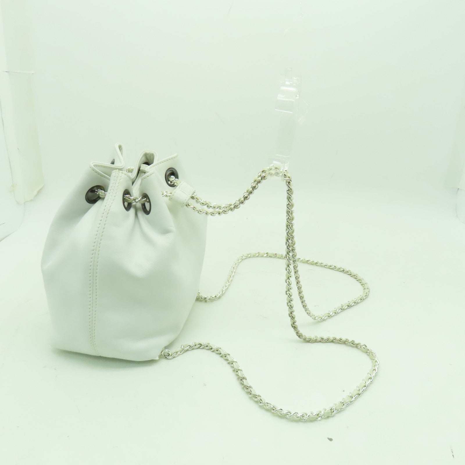 CHANEL 羊皮皮革Vintage Mini Bucket Backpack銀扣背包白色