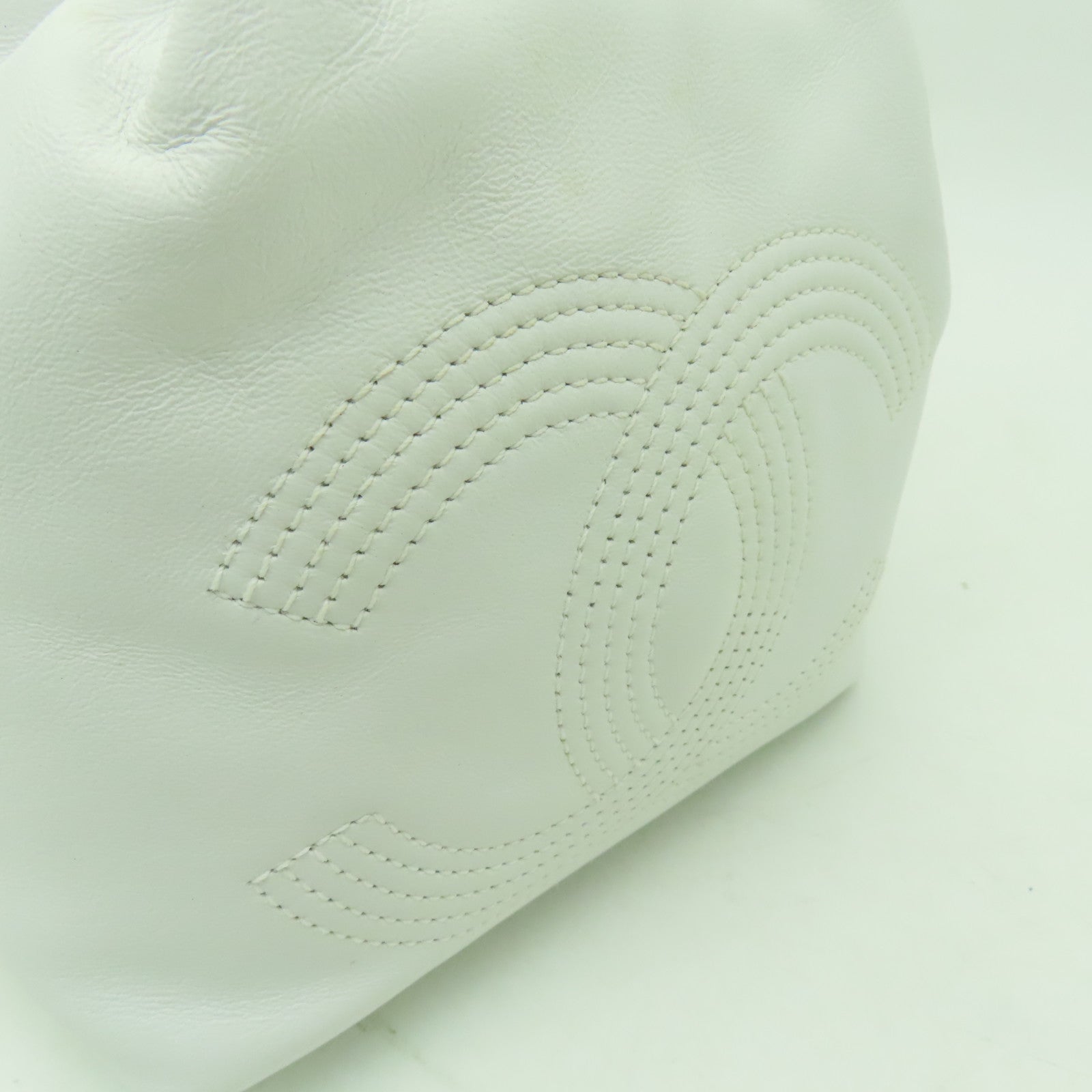 CHANEL 羊皮皮革Vintage Mini Bucket Backpack銀扣背包白色