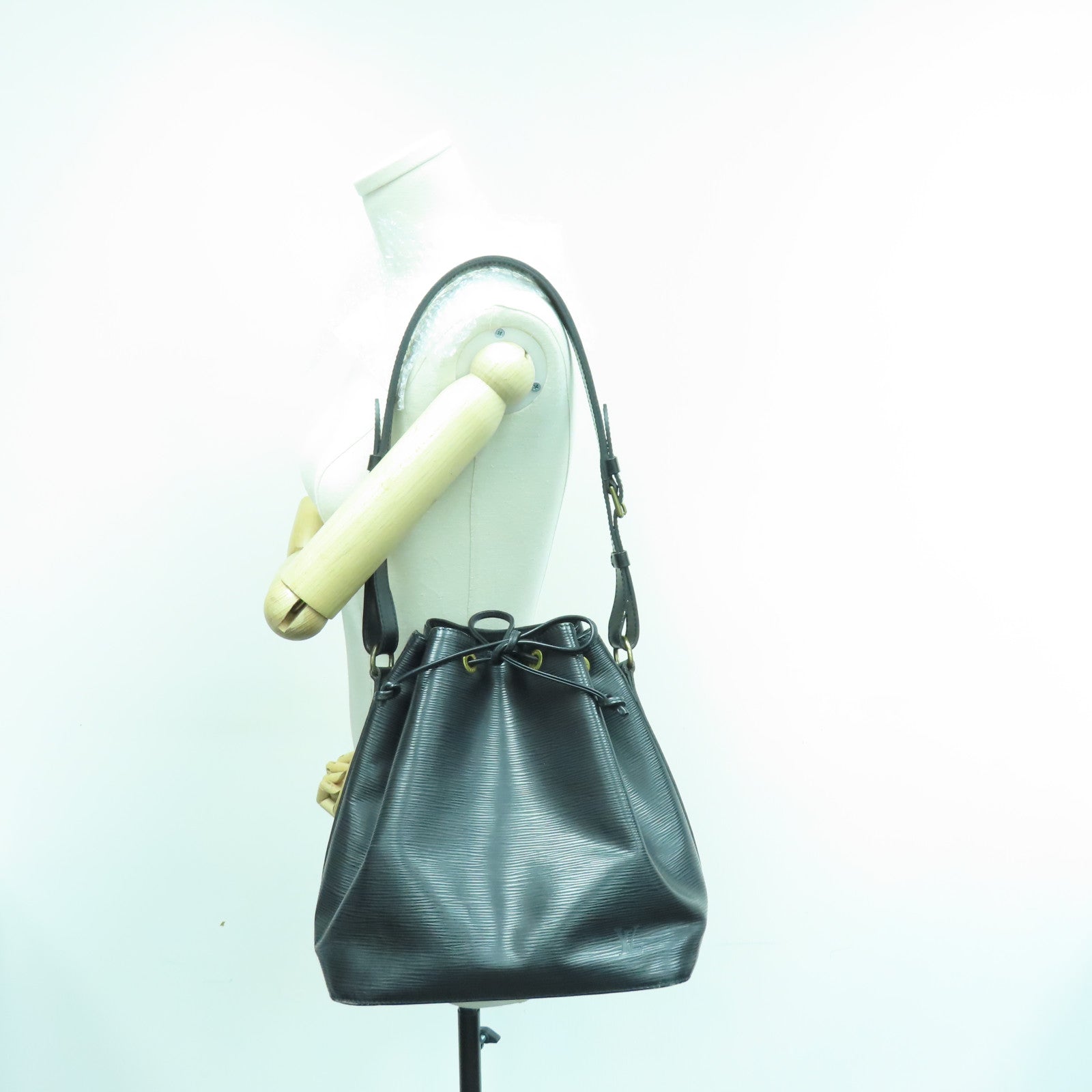 LOUIS VUITTON Epi Petit Noe金扣肩背袋黑色