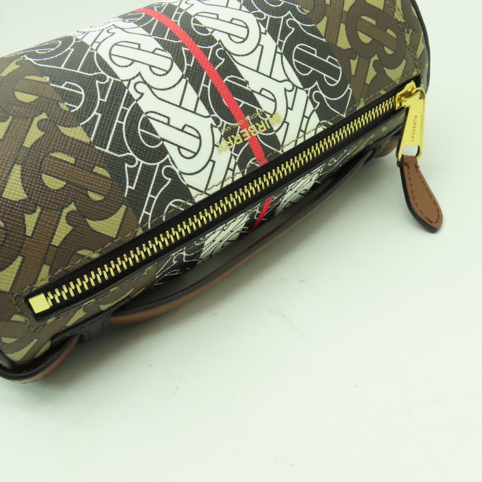 BURBERRY 塗層皮革Barrel Bag金扣肩背袋啡色