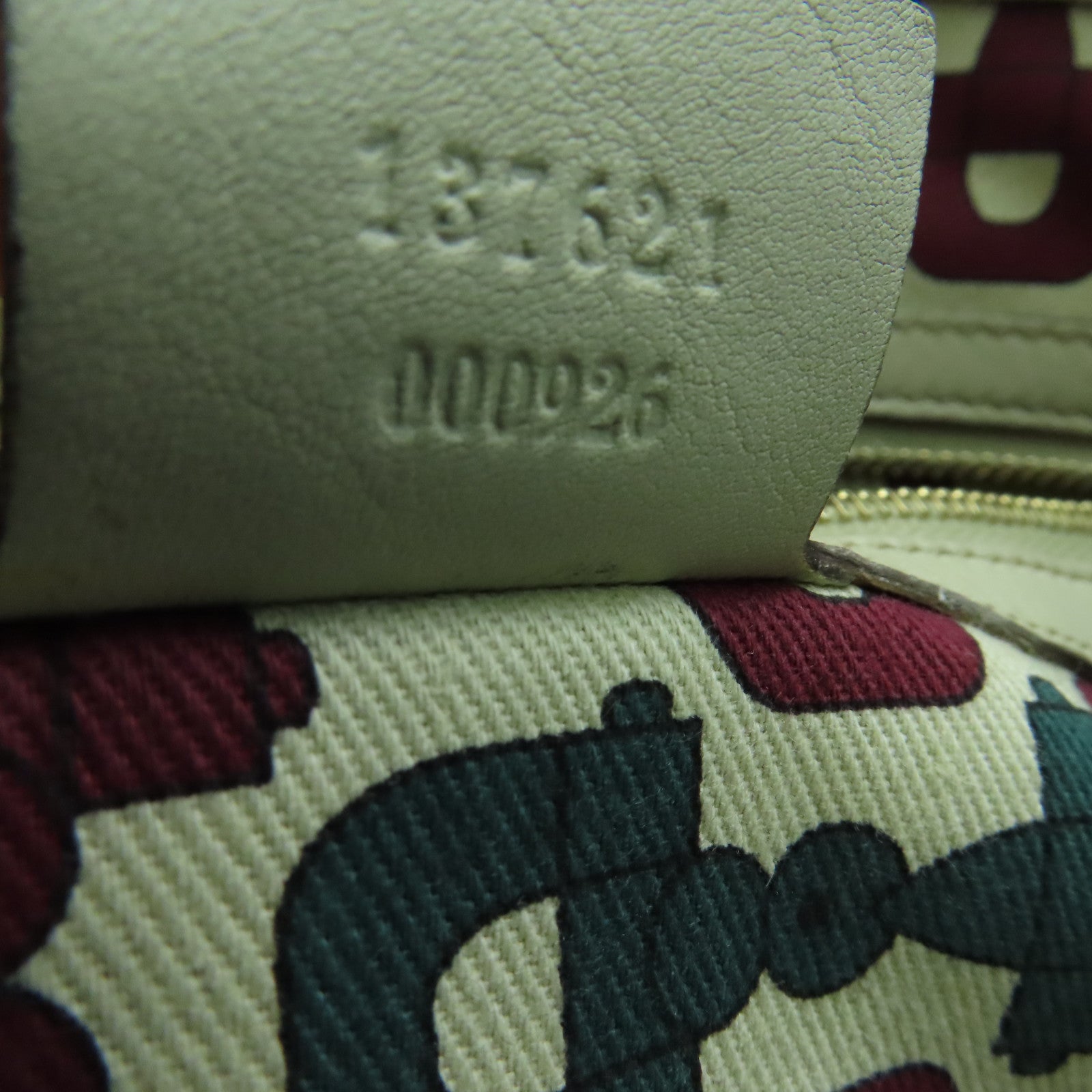 GUCCI 牛皮皮革Shoulder Bag金扣肩背袋白色