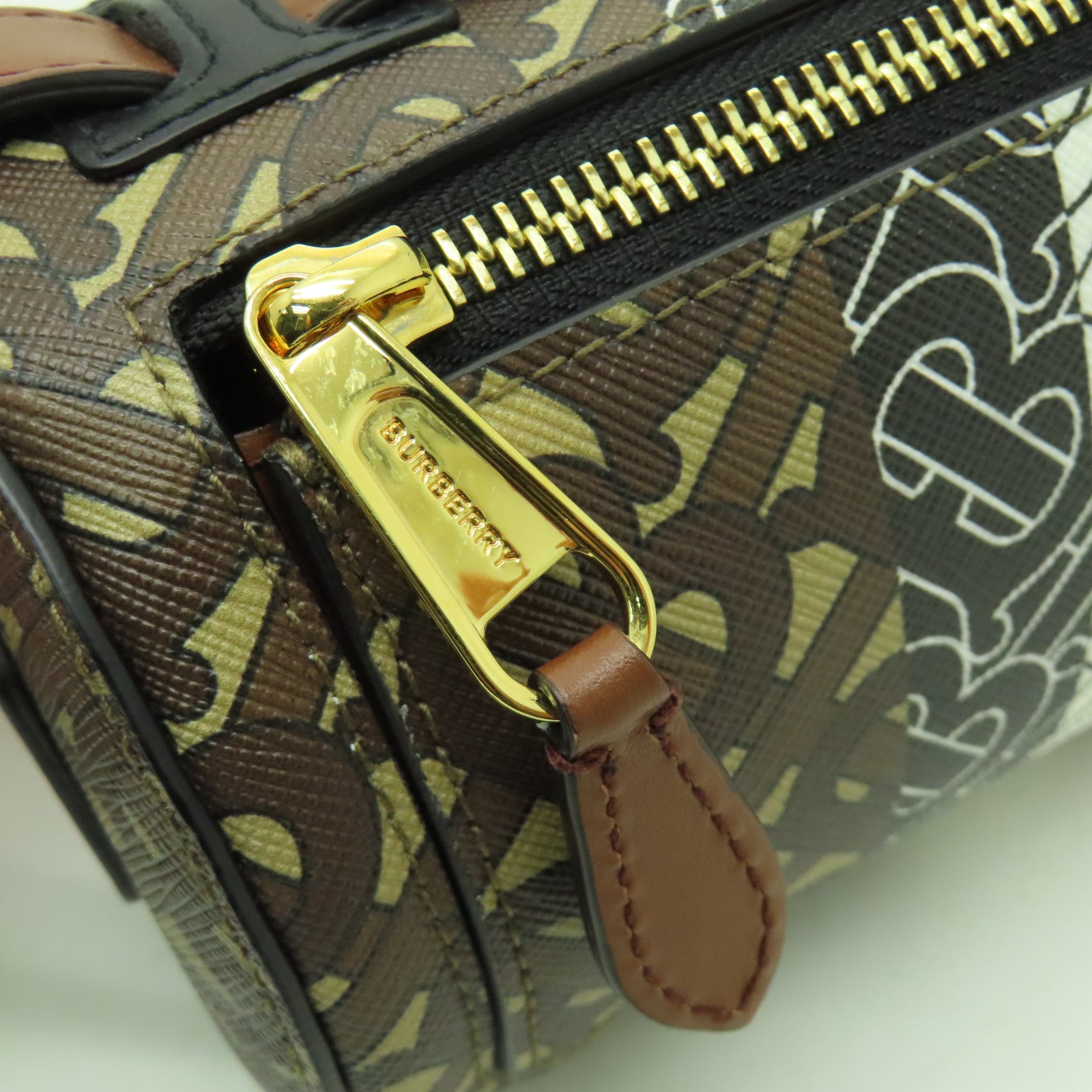BURBERRY 塗層皮革Barrel Bag金扣肩背袋啡色