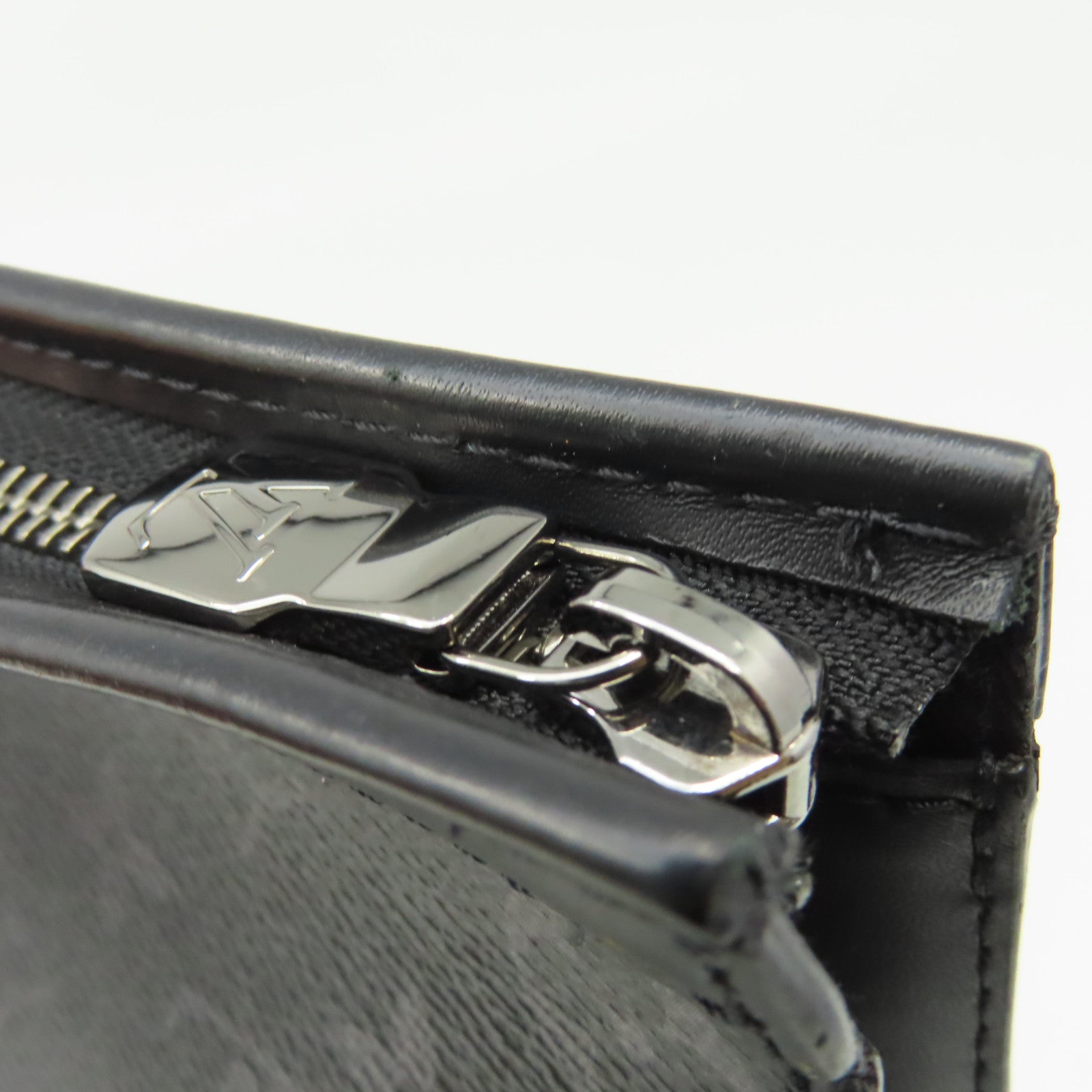 LOUIS VUITTON Monogram Eclipse Pochette Voyage MM Clutch銀扣手拿包黑色