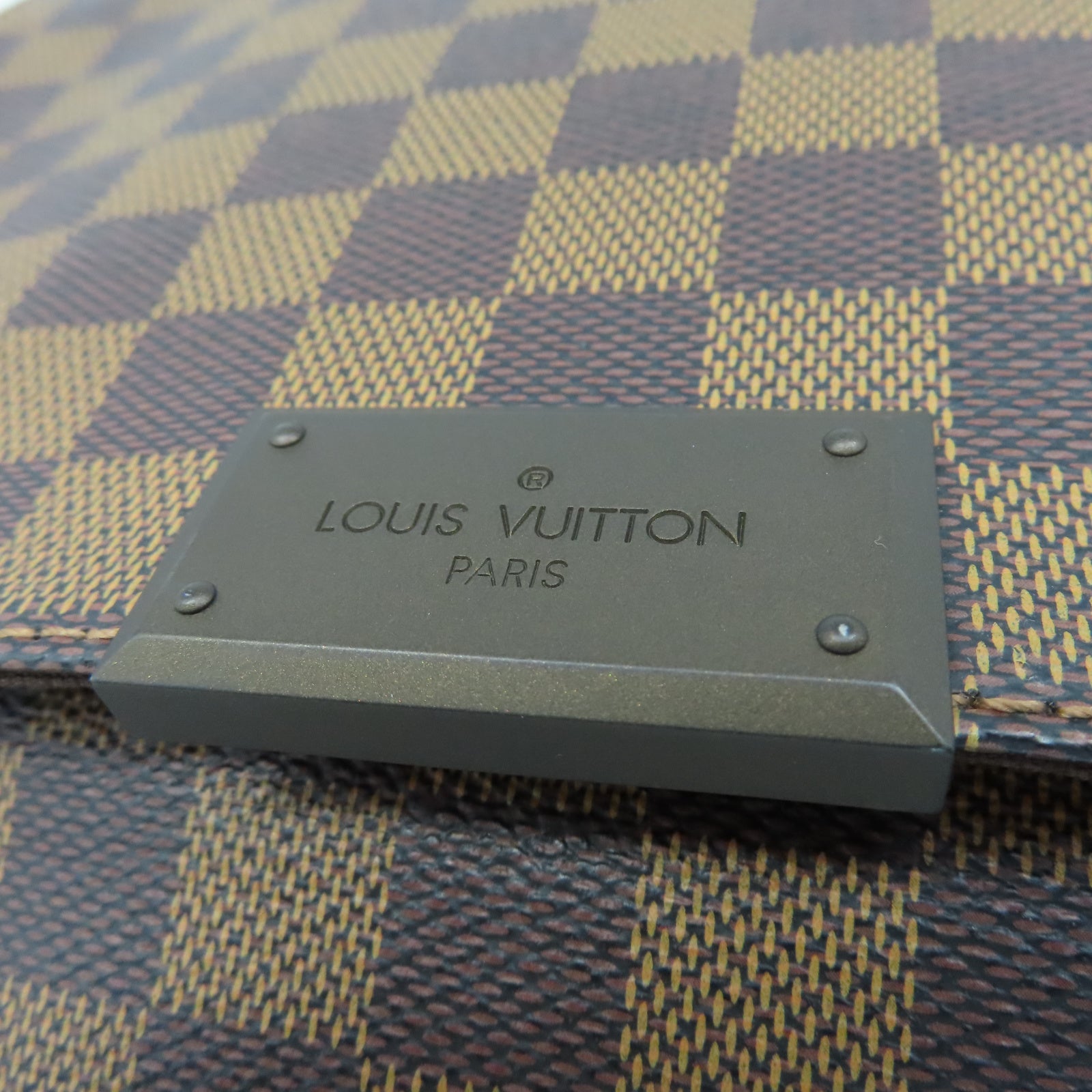 LOUIS VUITTON Damier District PM金扣肩背袋棕色