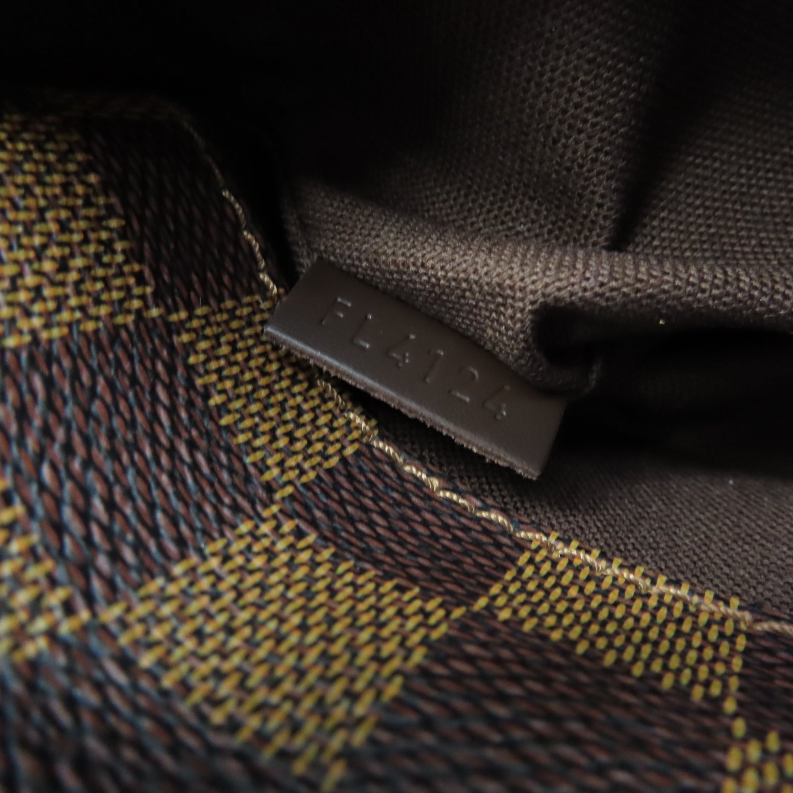 LOUIS VUITTON Damier District PM金扣肩背袋棕色