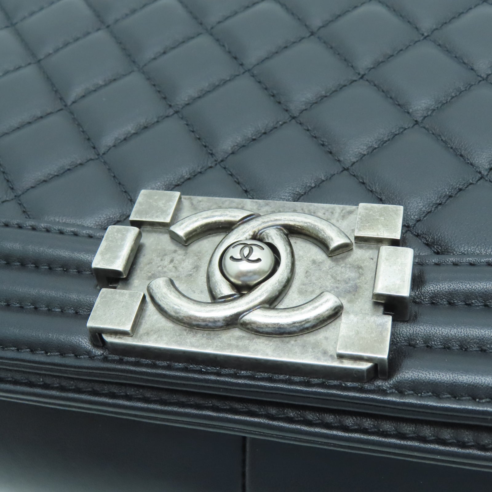 CHANEL Lingge cowhide leather Boy Shoulder Bag silver buckle chain shoulder bag black