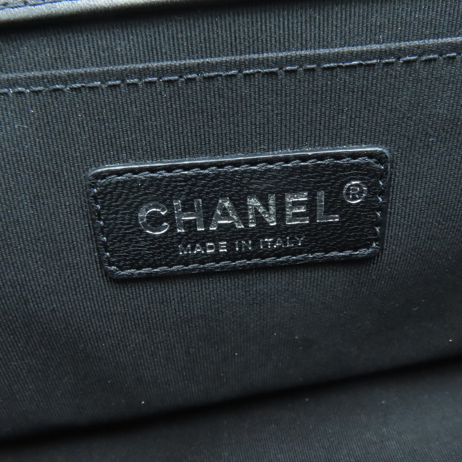 CHANEL Lingge cowhide leather Boy Shoulder Bag silver buckle chain shoulder bag black