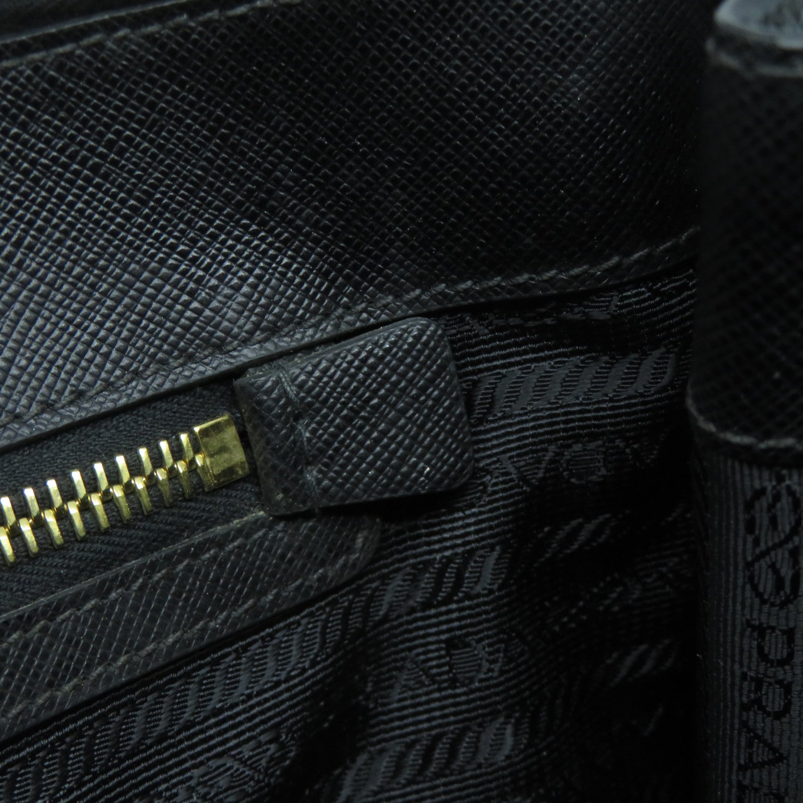 PRADA Saffiano皮革Handbag金扣手挽袋黑色