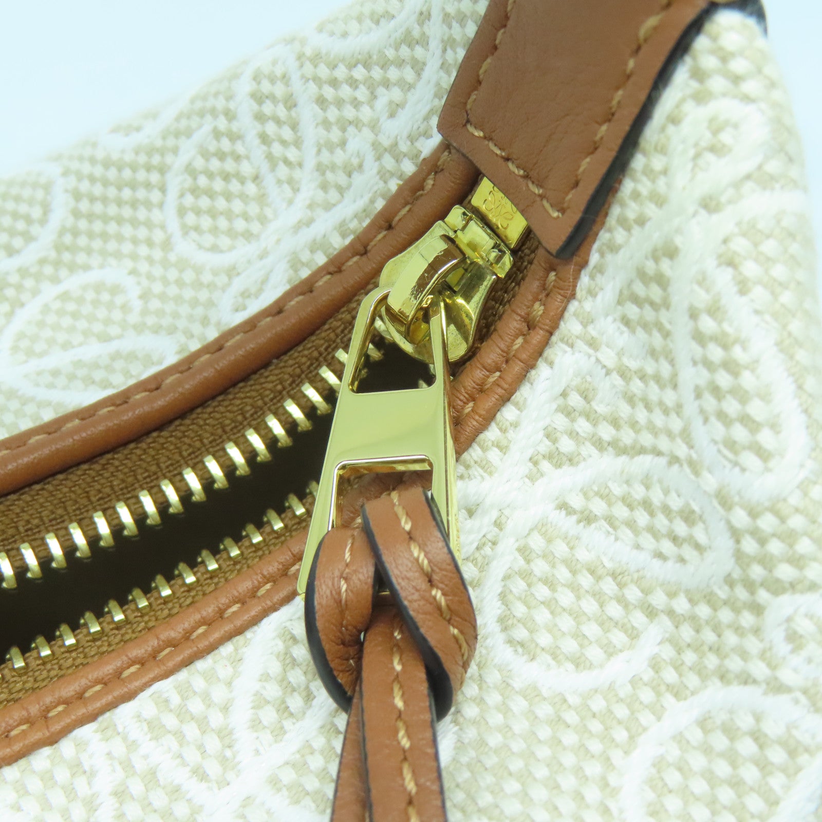 LOEWE 帆布/皮革Small Cubi Bag金扣手挽袋米色/啡色