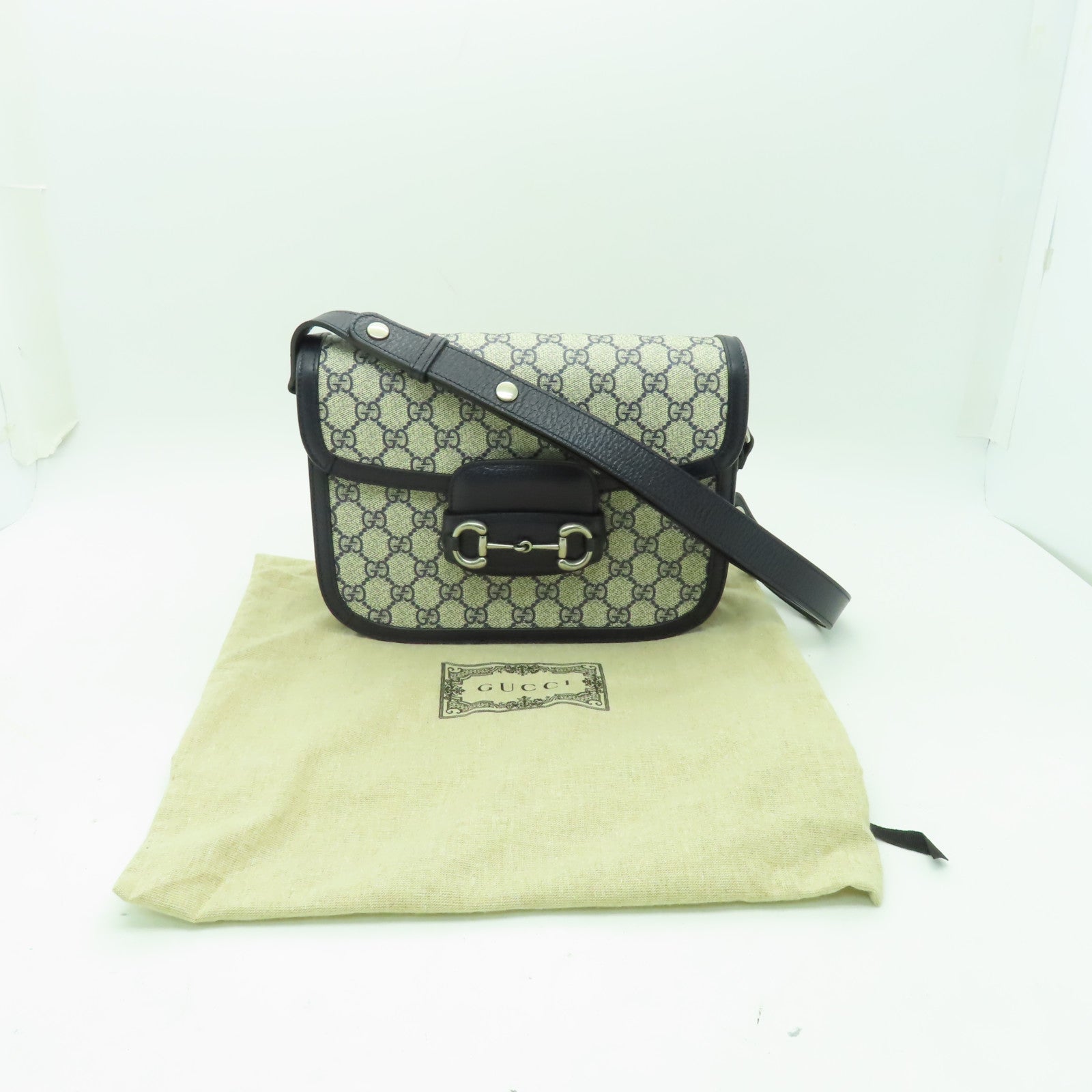 GUCCI 塗層帆布GG Supreme 1955銀扣肩背袋米色/藍色