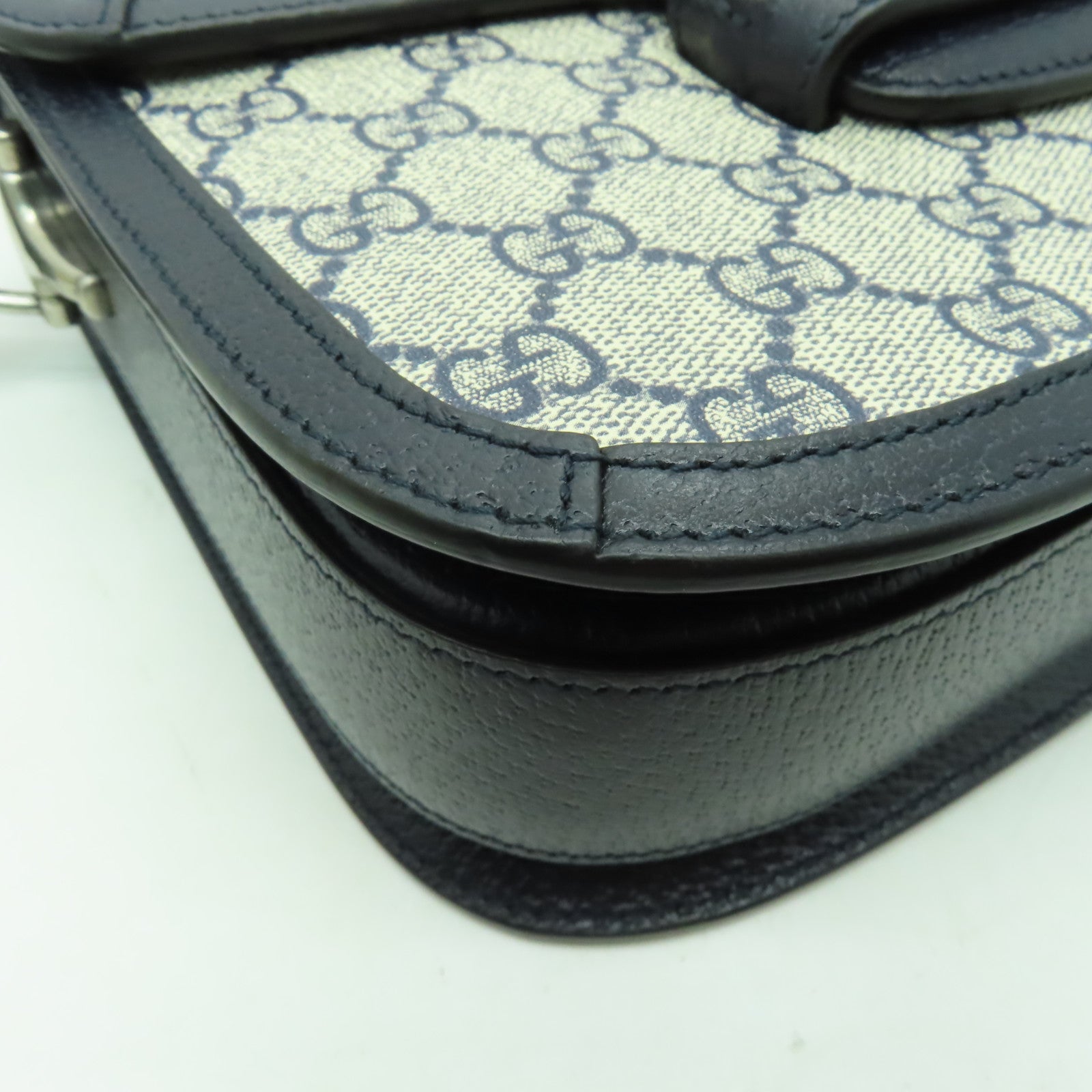 GUCCI 塗層帆布GG Supreme 1955銀扣肩背袋米色/藍色