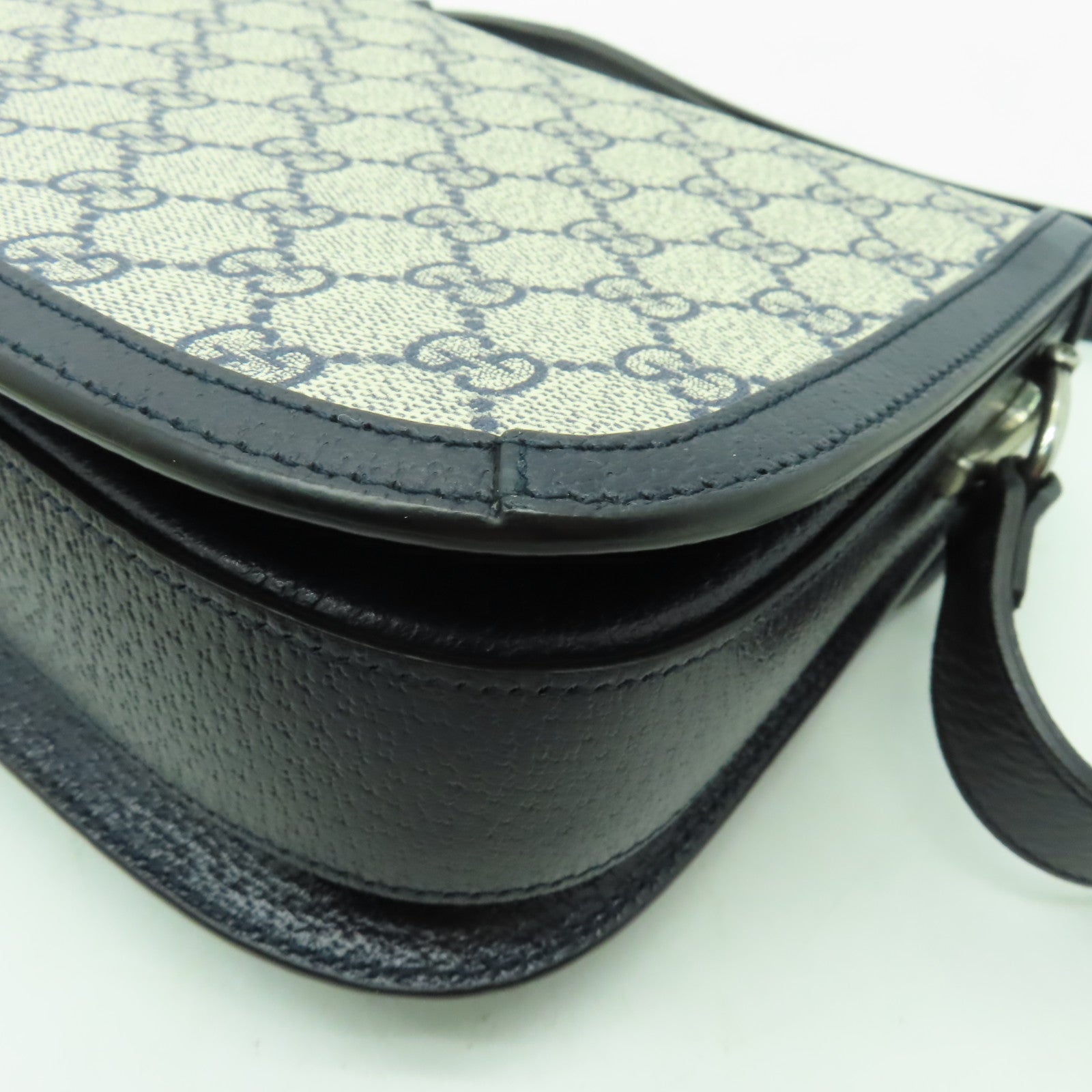 GUCCI 塗層帆布GG Supreme 1955銀扣肩背袋米色/藍色