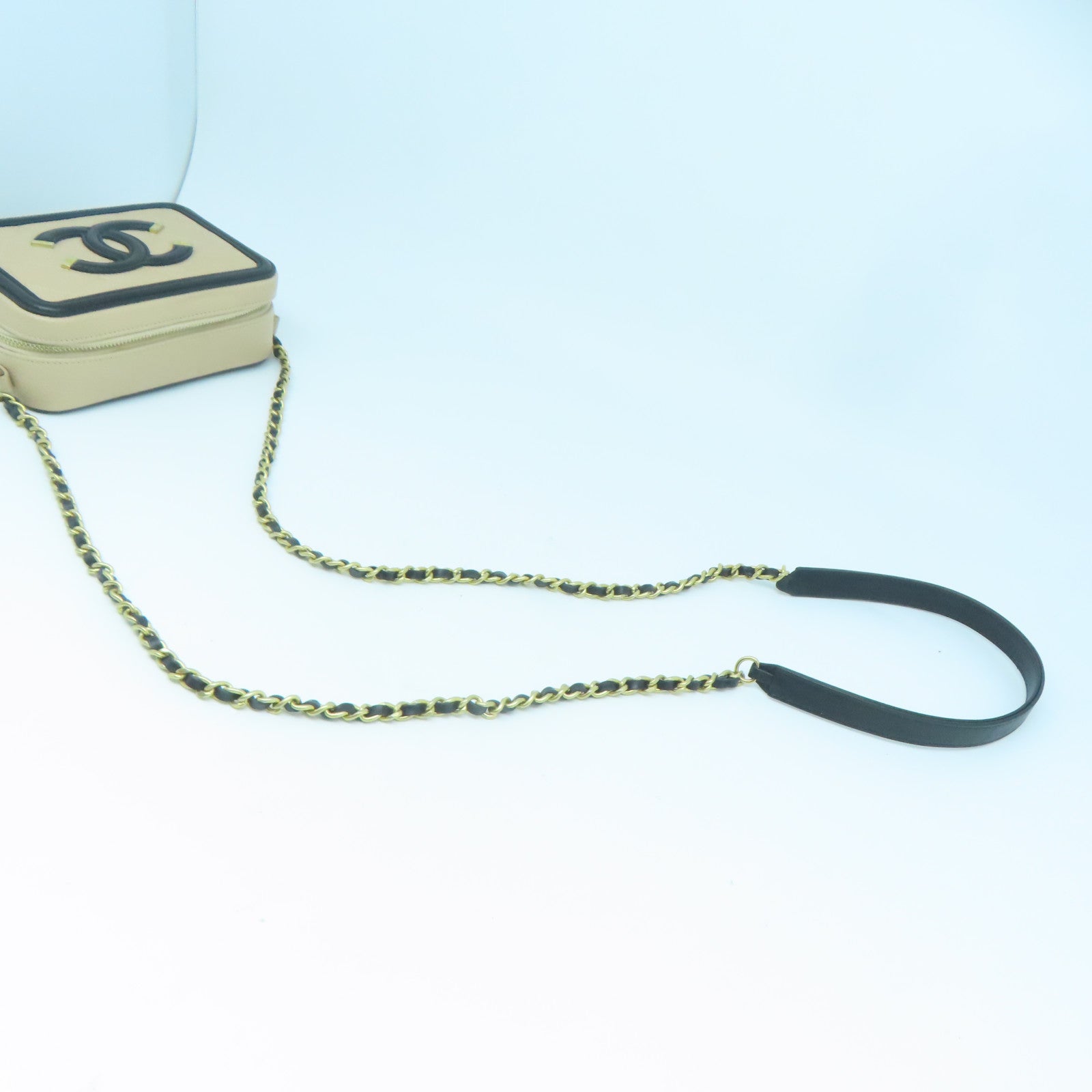 CHANEL 菱格Caviar皮革Chain Shoulder金扣鏈帶肩背袋杏色