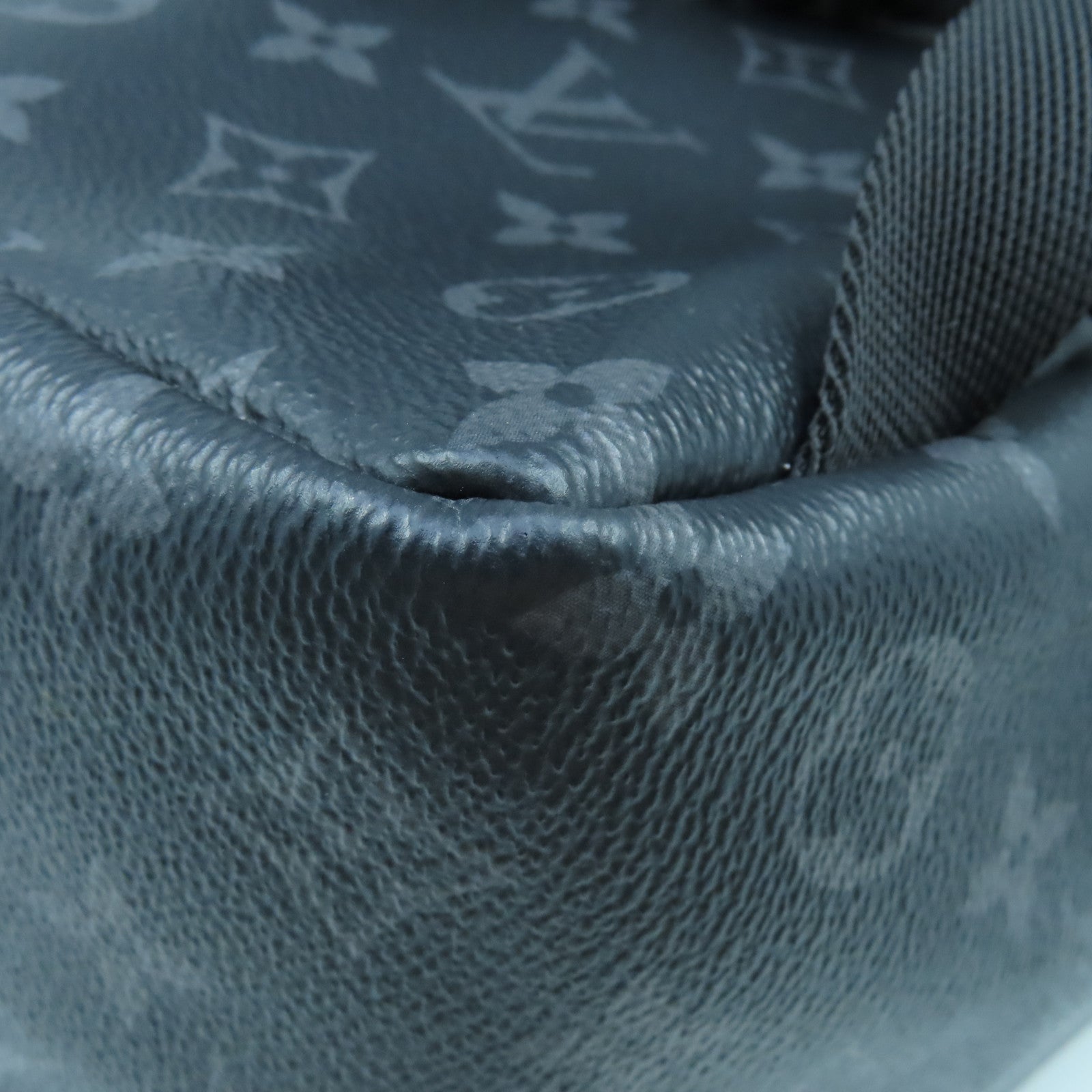 LOUIS VUITTON Mongram Eclipse Discovery PM銀扣背包黑色