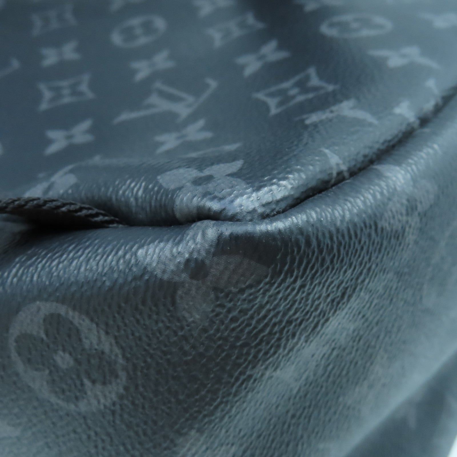 LOUIS VUITTON Mongram Eclipse Discovery PM銀扣背包黑色
