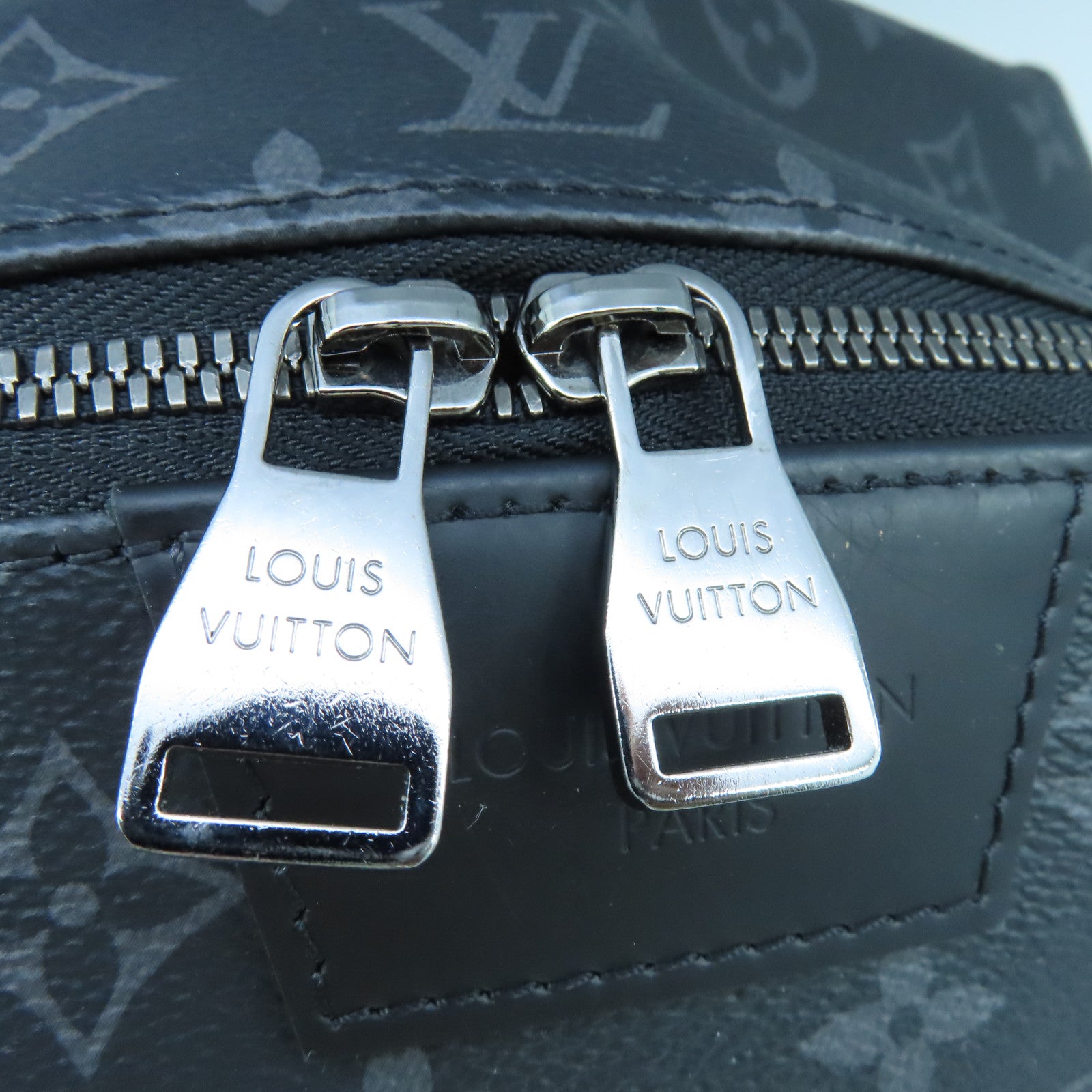 LOUIS VUITTON Mongram Eclipse Discovery PM銀扣背包黑色