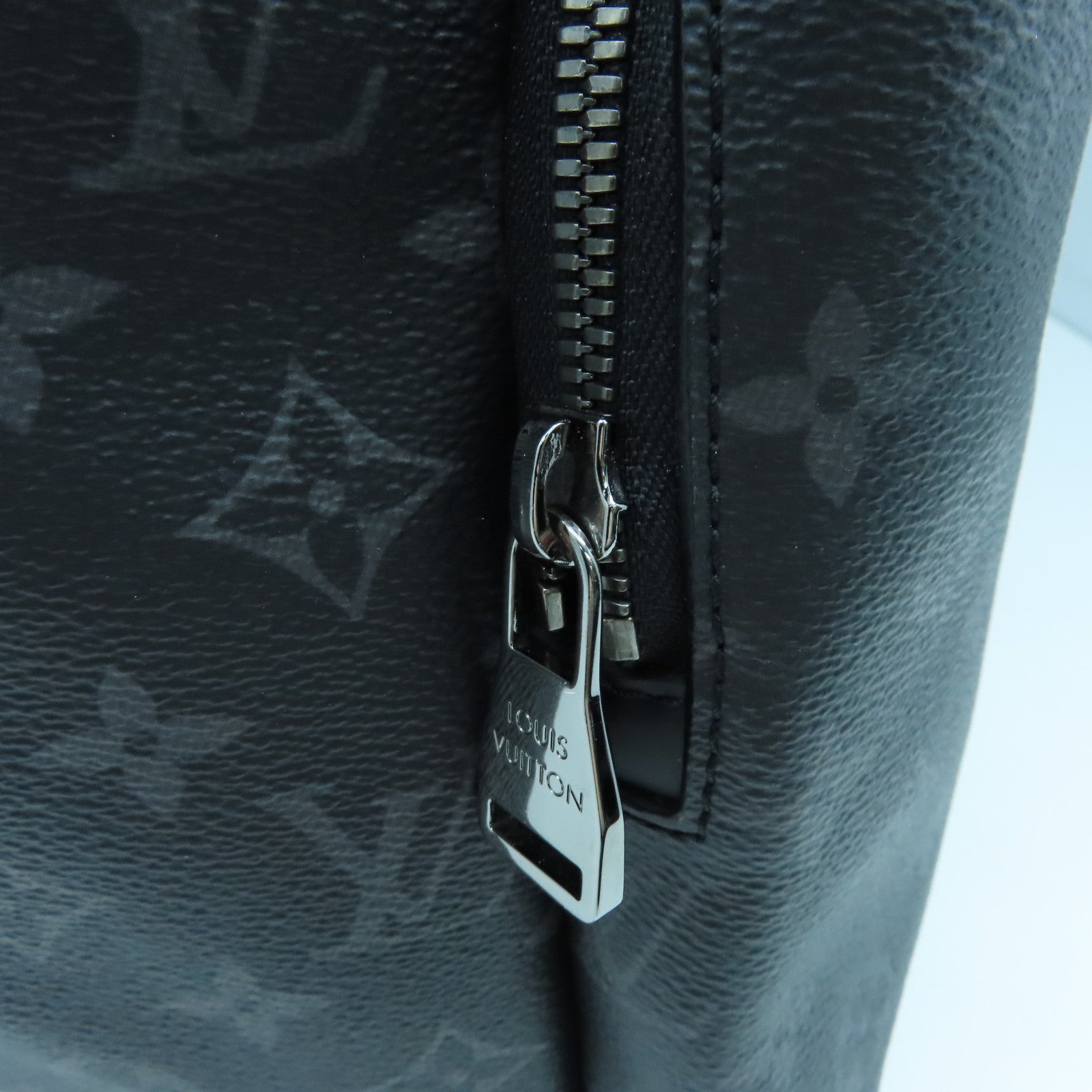 LOUIS VUITTON Mongram Eclipse Discovery PM銀扣背包黑色