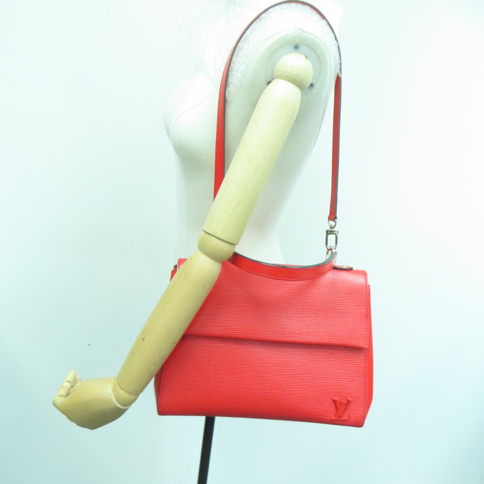 LOUIS VUITTON Epi Cluny MM silver buckle shoulder shoulder bag red