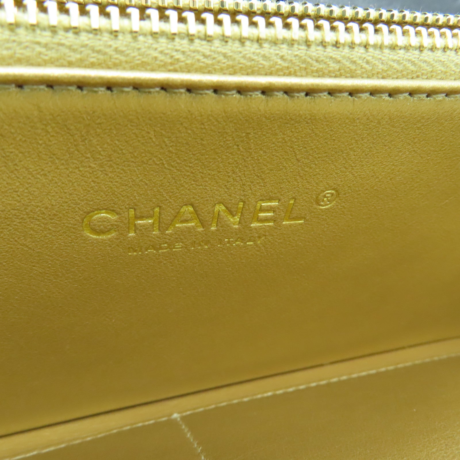 CHANEL 菱格牛皮皮革Pouch金扣手拿包黑色
