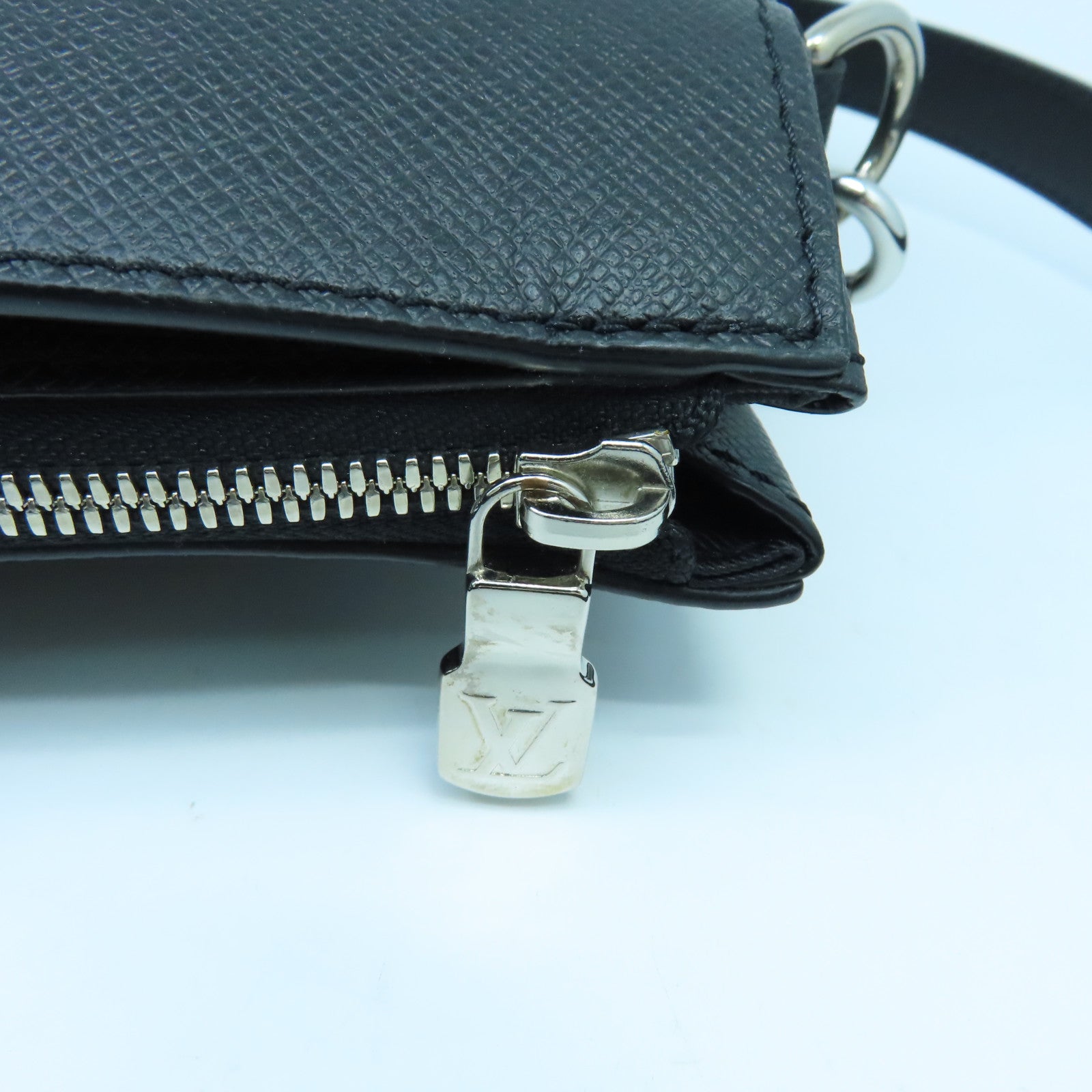 LOUIS VUITTON Taiga Anton Soft Briefcase Silver Buckle Briefcase Black