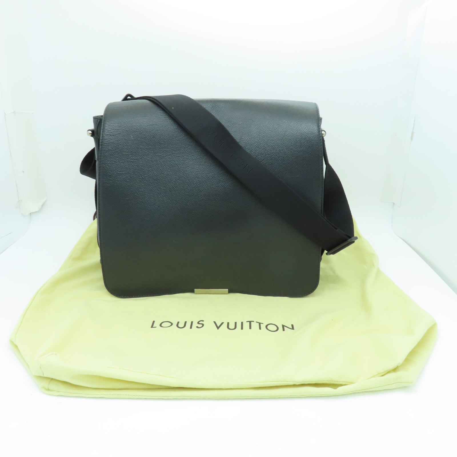 LOUIS VUITTON Taiga Shoulder Bag银扣肩背袋黑色
