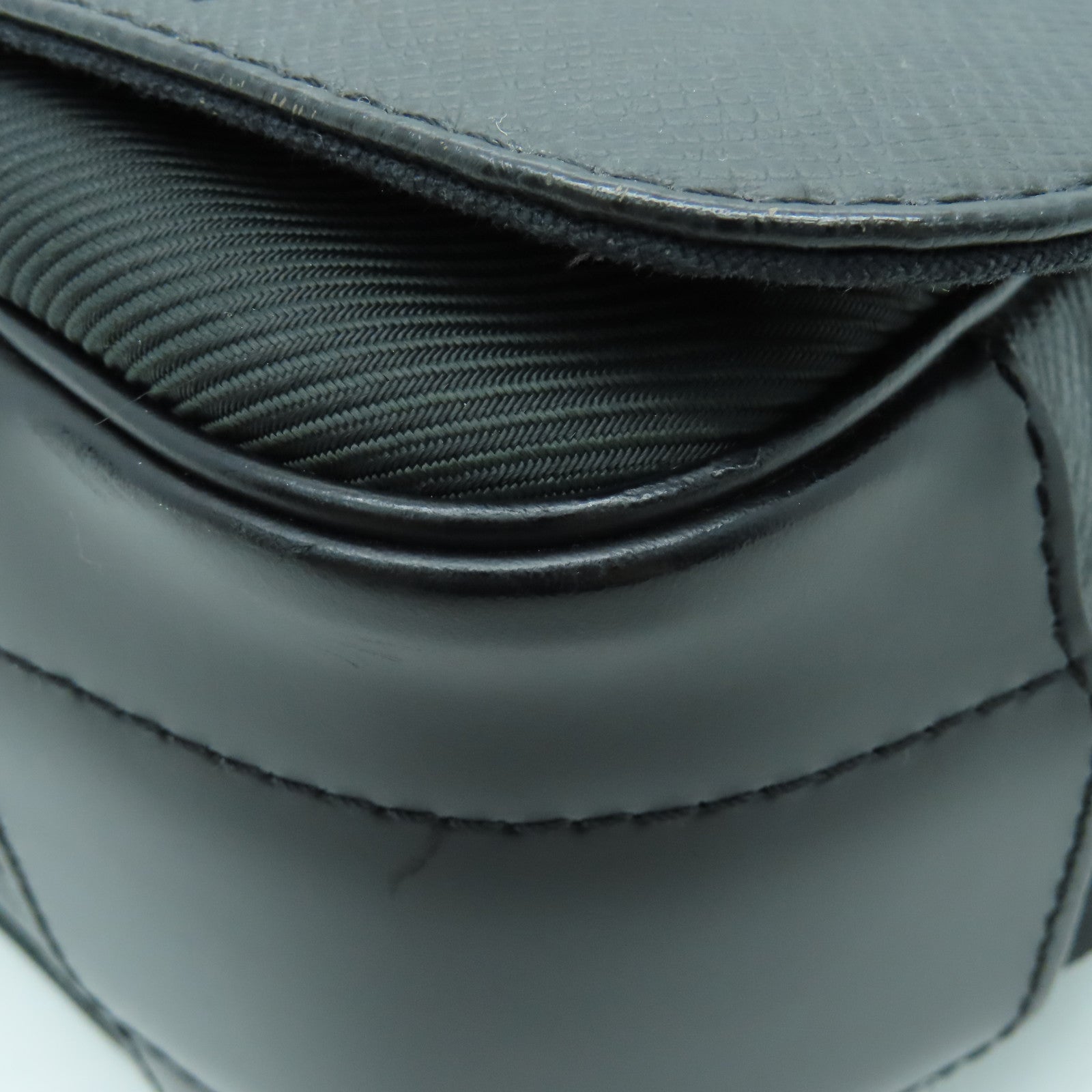 LOUIS VUITTON Taiga Shoulder Bag银扣肩背袋黑色