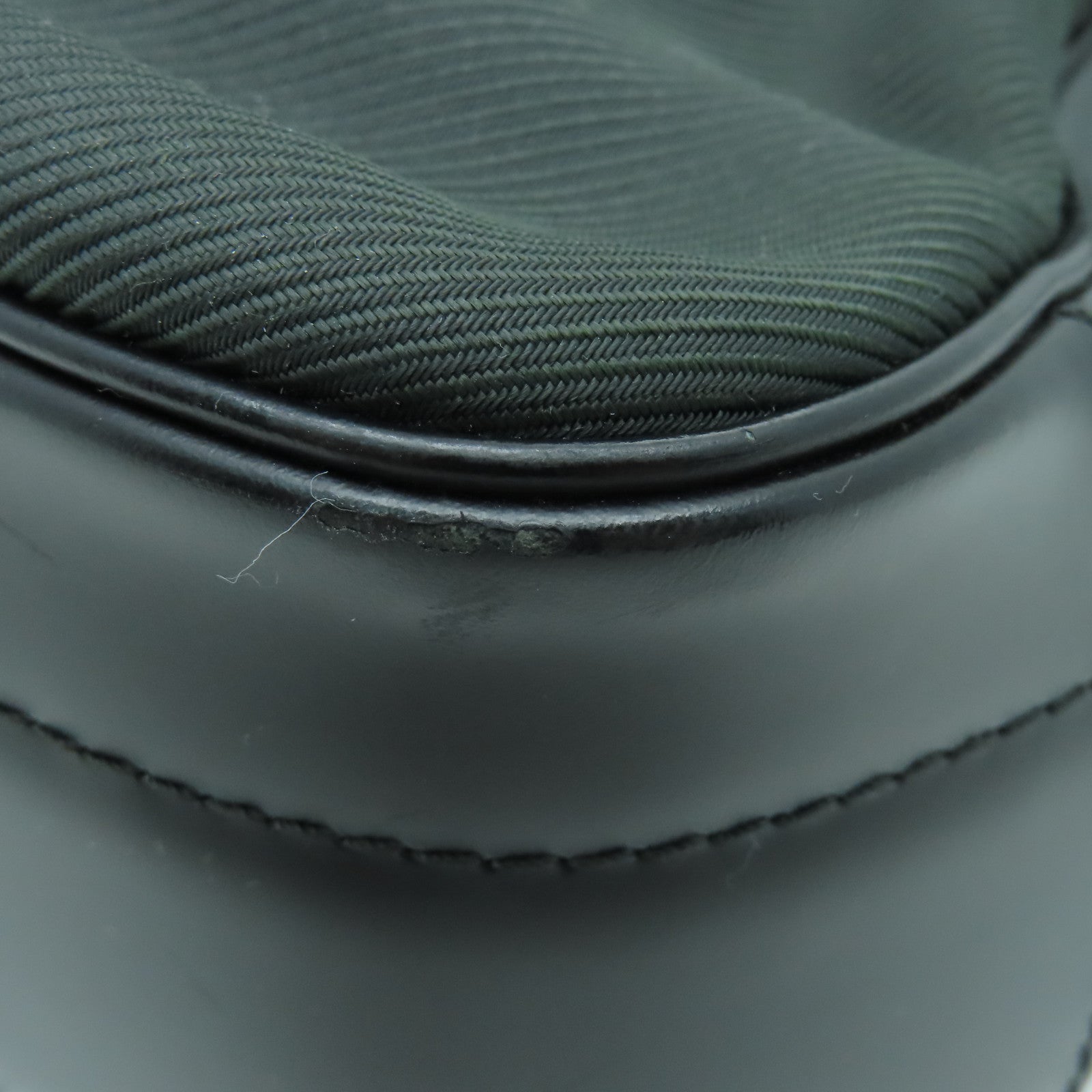 LOUIS VUITTON Taiga Shoulder Bag银扣肩背袋黑色