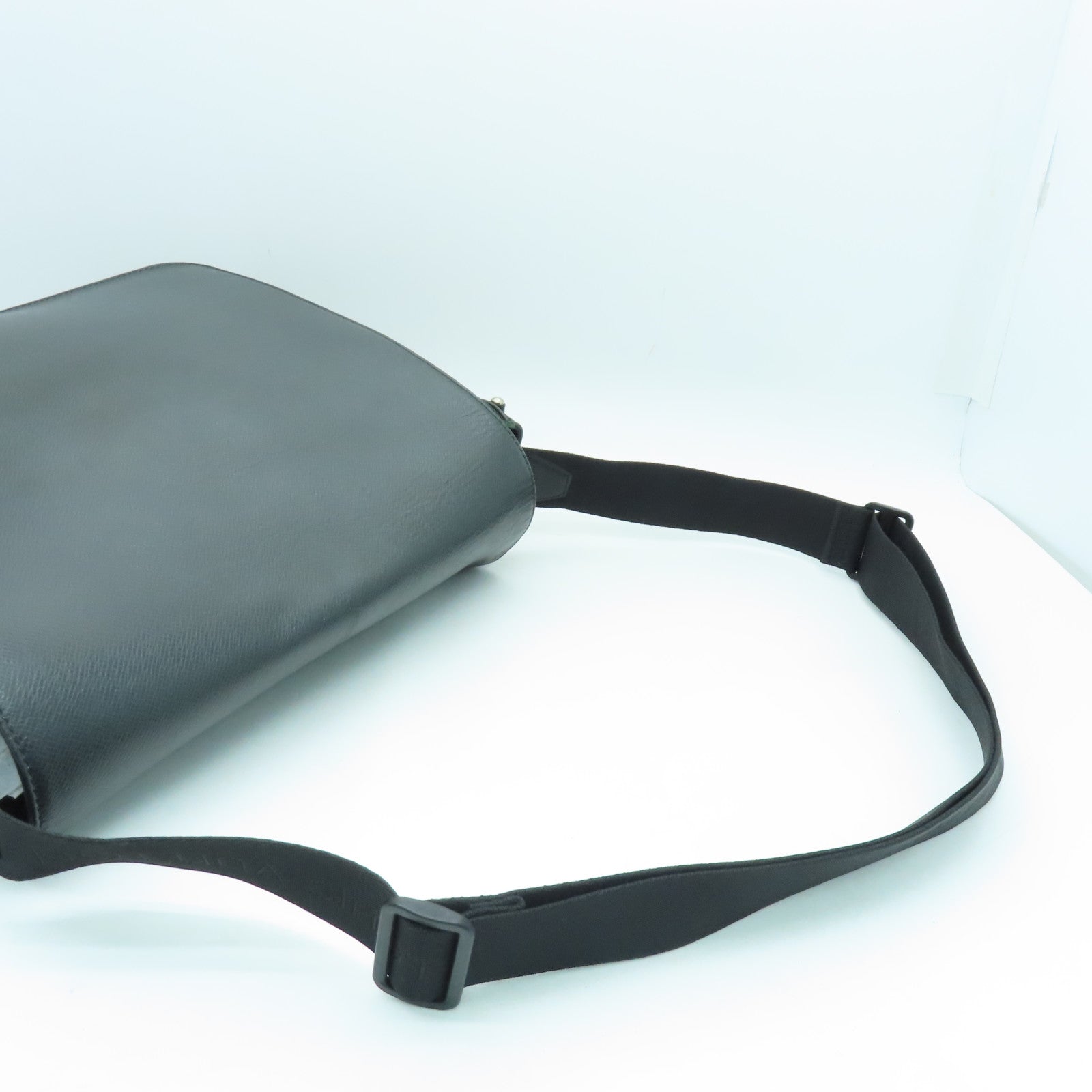 LOUIS VUITTON Taiga Shoulder Bag银扣肩背袋黑色