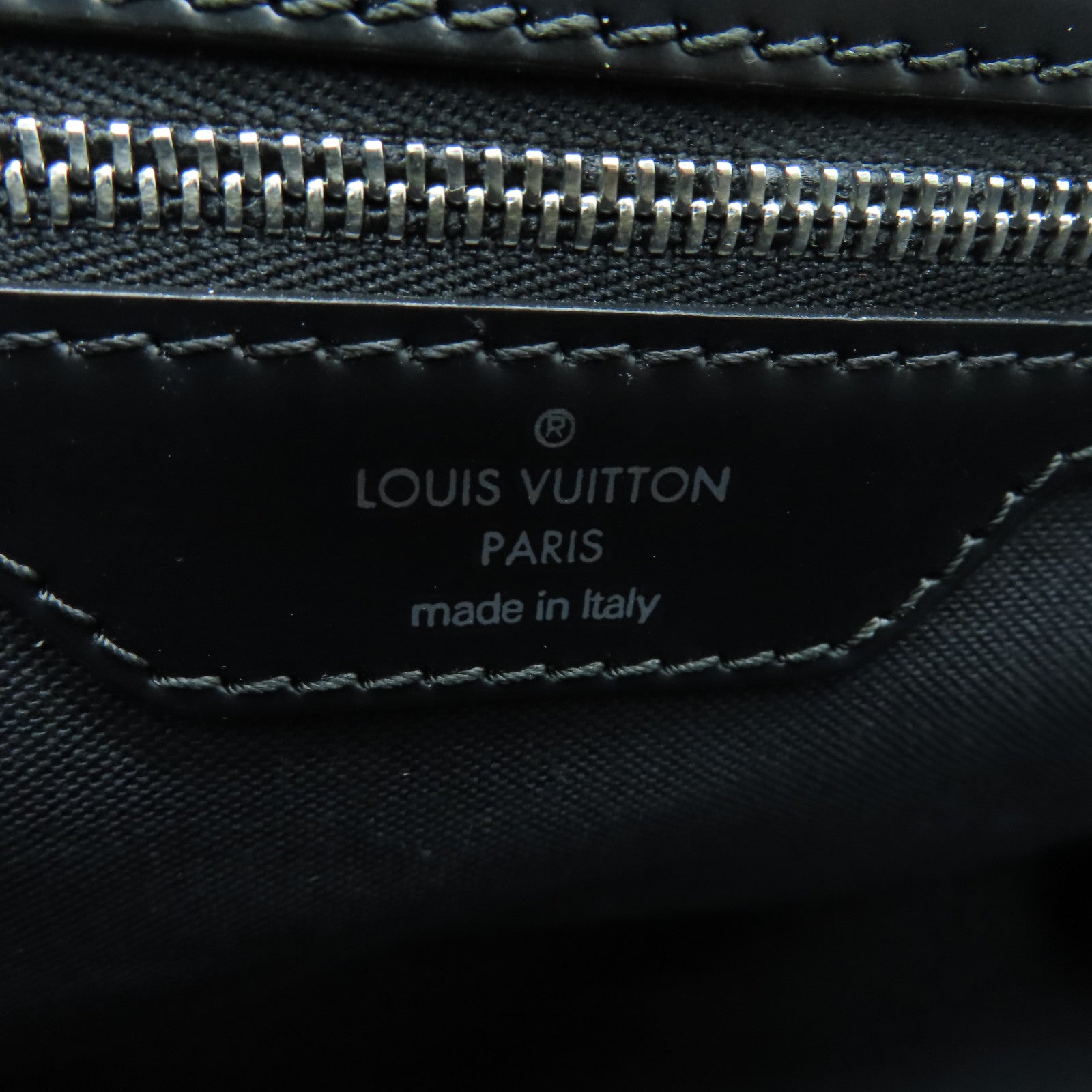 LOUIS VUITTON Taiga Shoulder Bag银扣肩背袋黑色