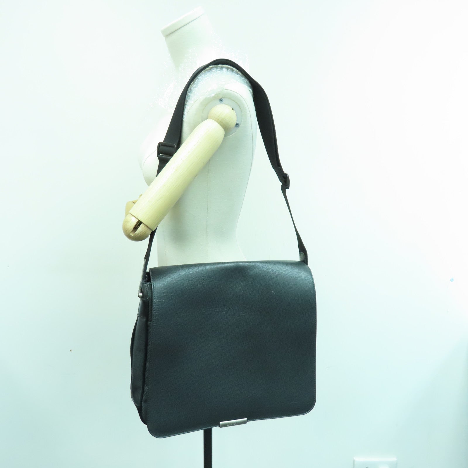 LOUIS VUITTON Taiga Shoulder Bag银扣肩背袋黑色