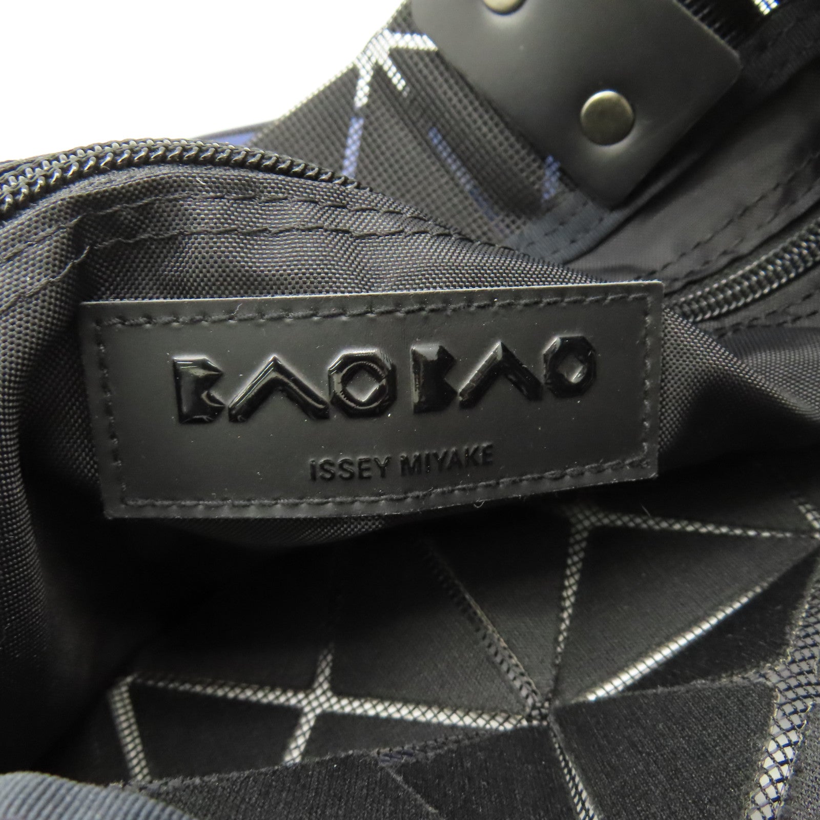ISSEY MIYAKE PVC Bao Bao黑扣手挽袋藍色