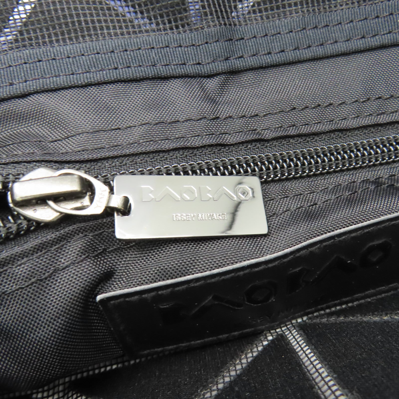 ISSEY MIYAKE PVC Bao Bao黑扣手挽袋藍色