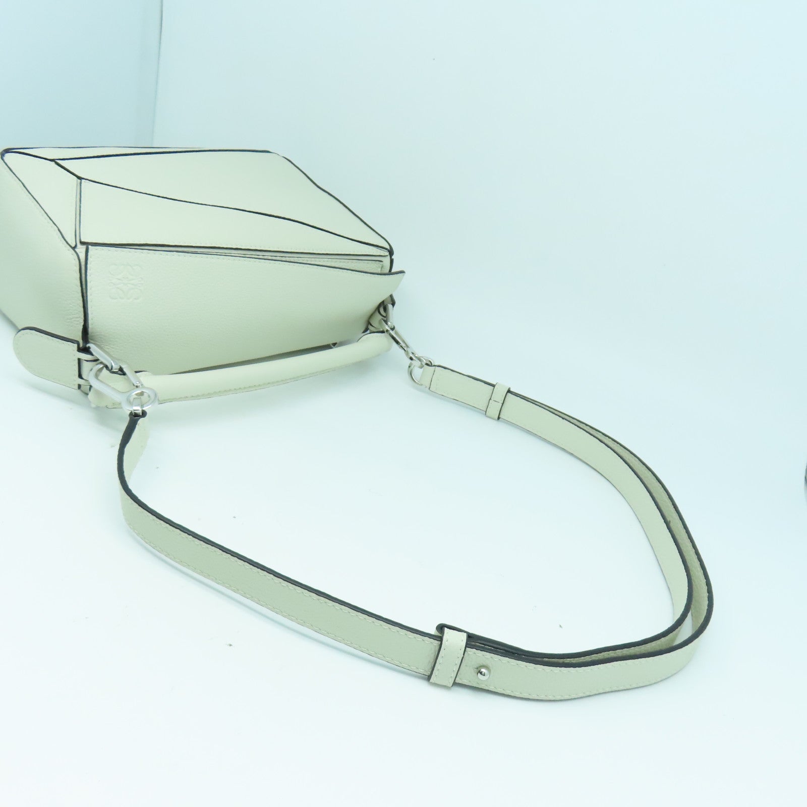 LOEWE 牛皮皮革Puzzle PM銀扣手挽肩背兩用袋白色