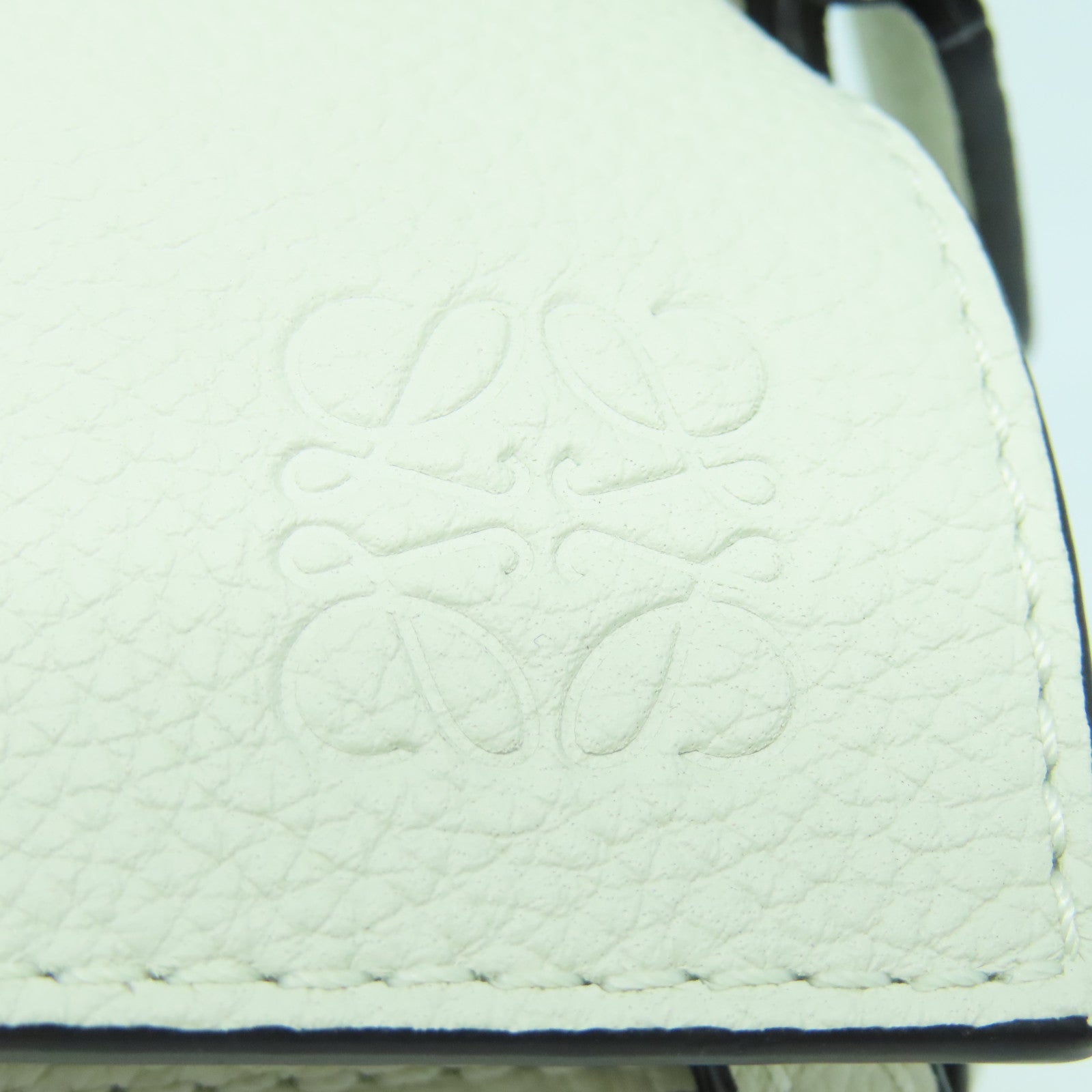 LOEWE 牛皮皮革Puzzle PM銀扣手挽肩背兩用袋白色